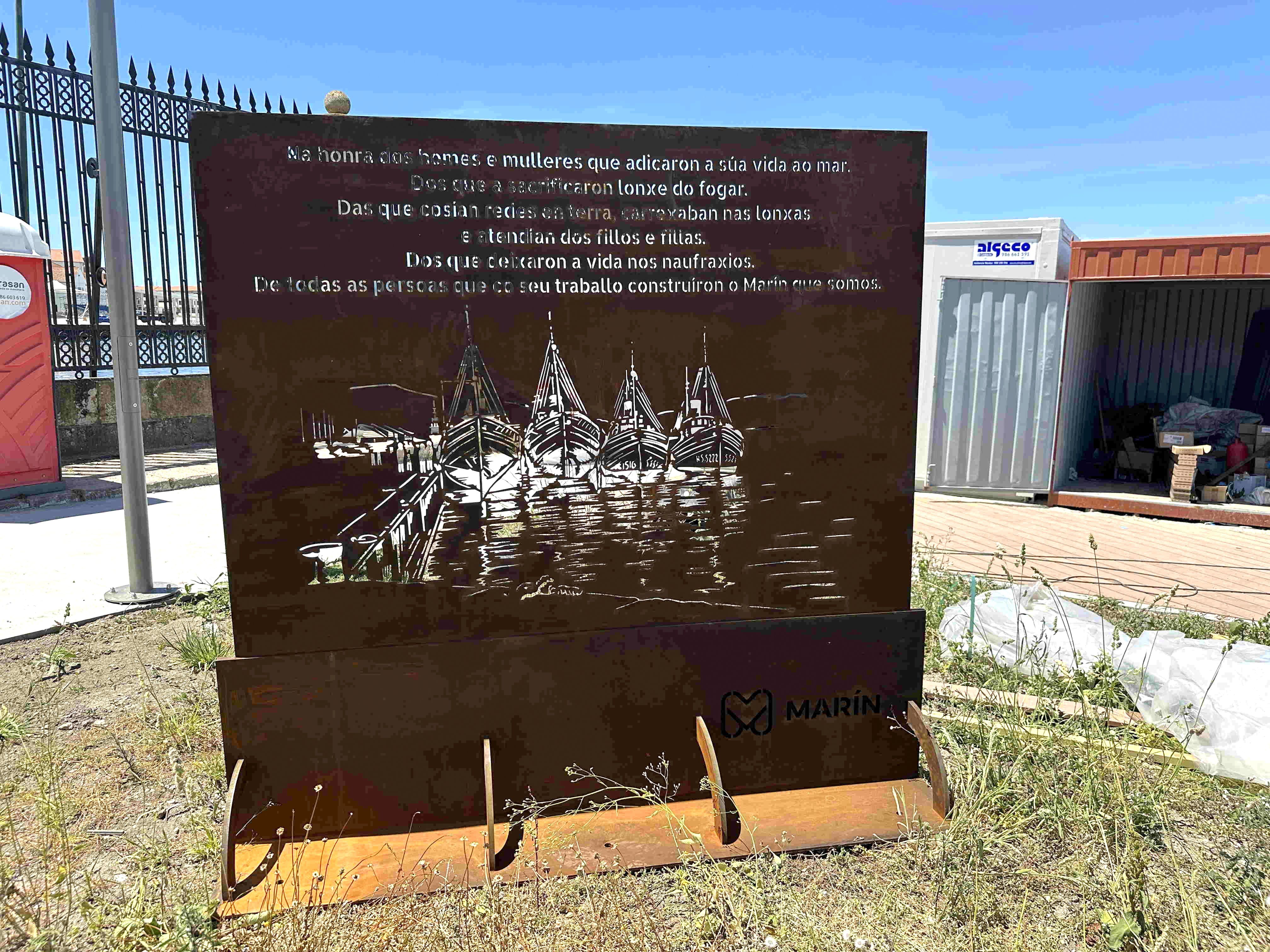Placa en memoria da persoas que dedicaron a vida ao mar en Marín