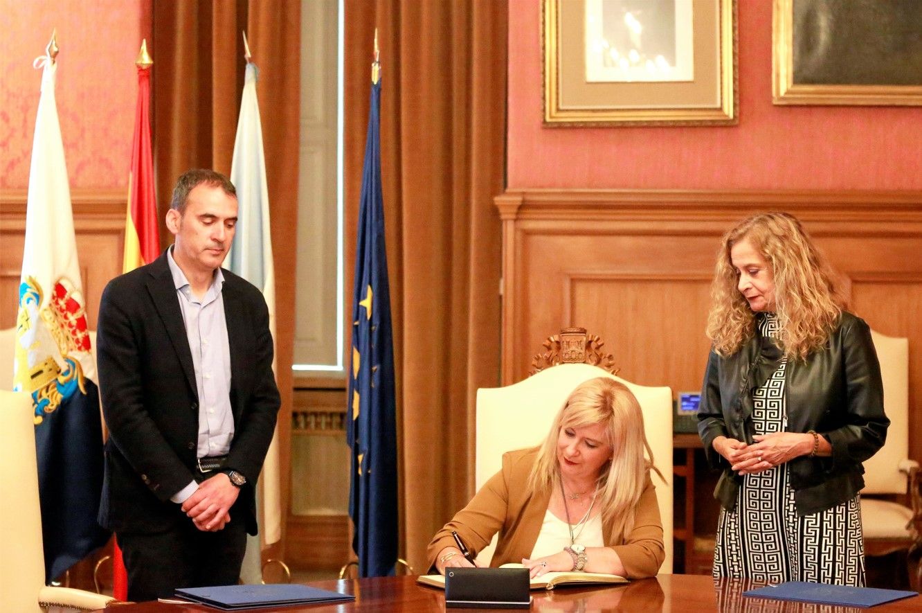 Leire Díaz firmando en el Libro de honra de la Deputación