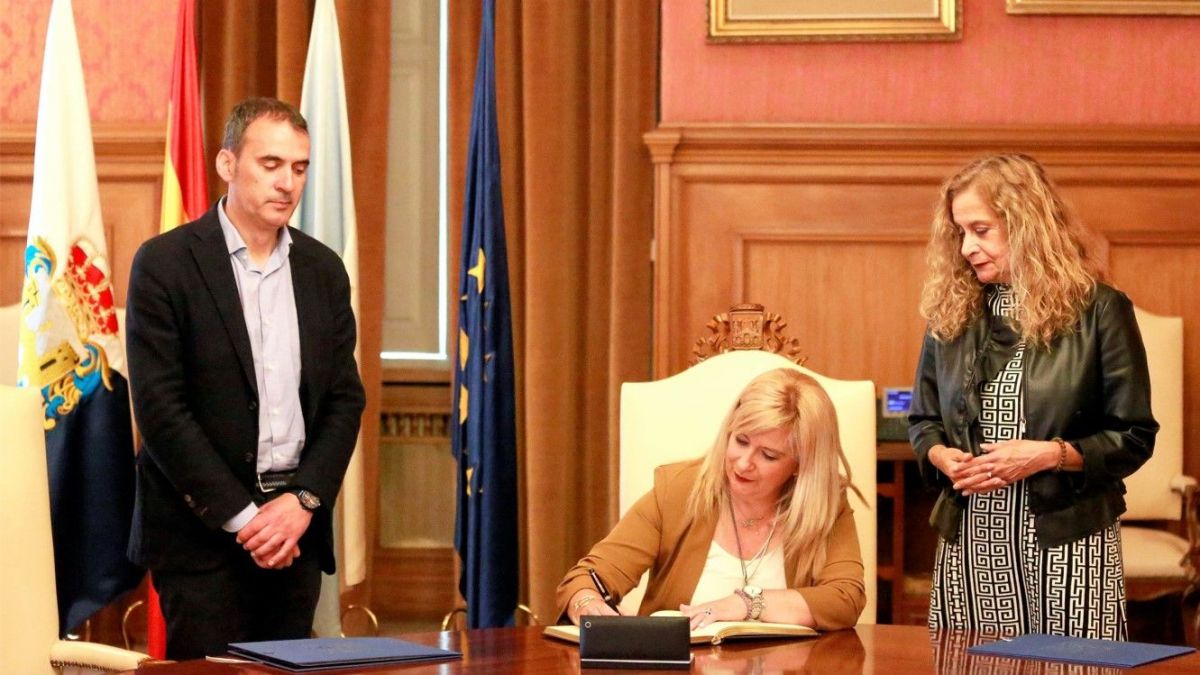 Luis López informa que a Deputación retirará a sinatura de Leire Díez do libro de honra da institución, no que asinou en abril do 2022 convidada pola anterior presidenta 