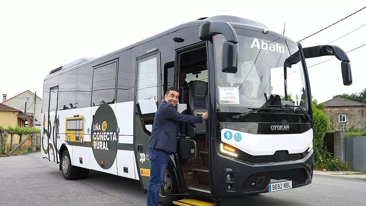 Luis López, presidente de la Deputación, subiendo a uno de los autobuses de la Liña Conecta Rural