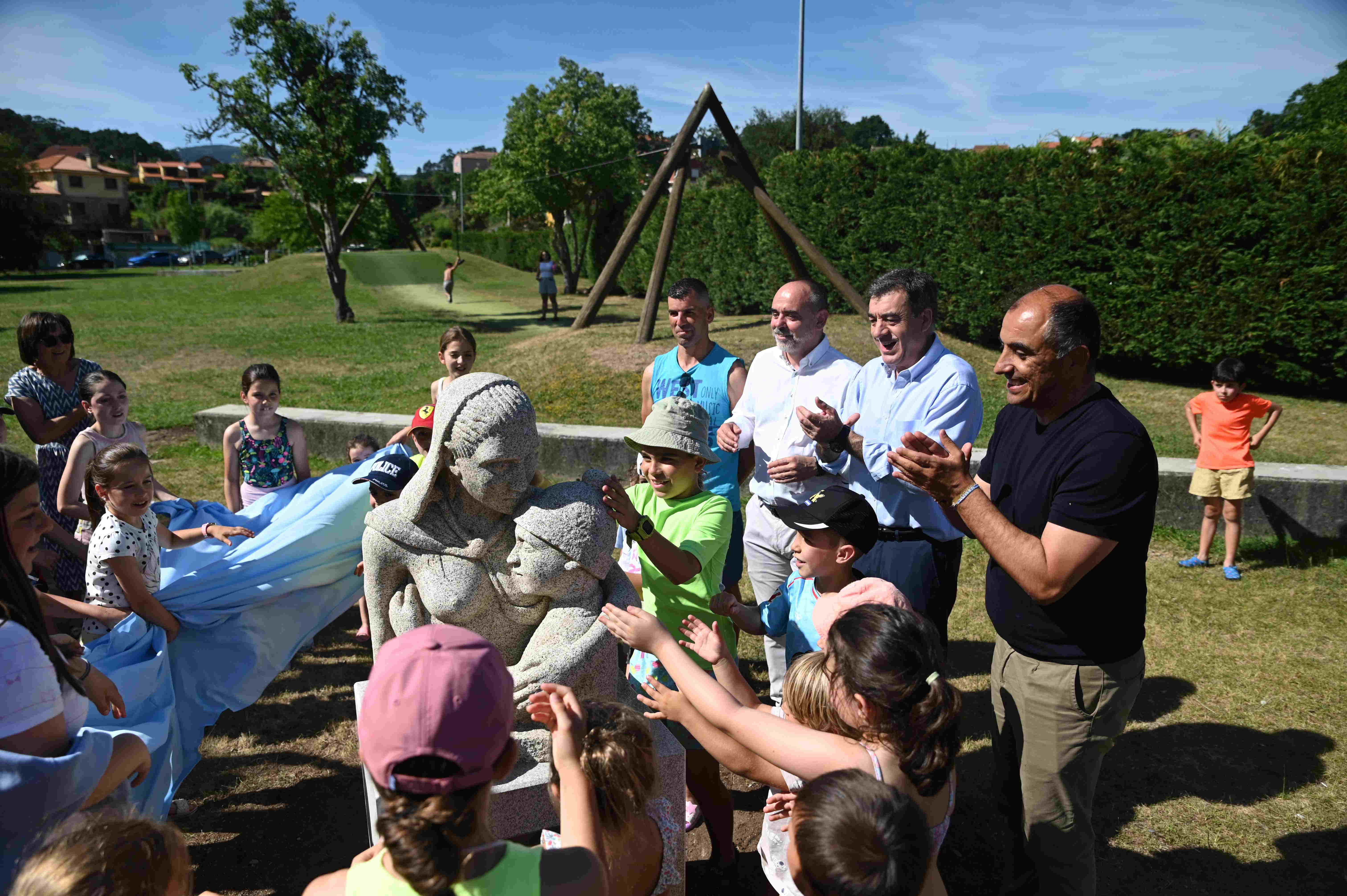 Presentación de la escultura en el parque de Lourido en Poio