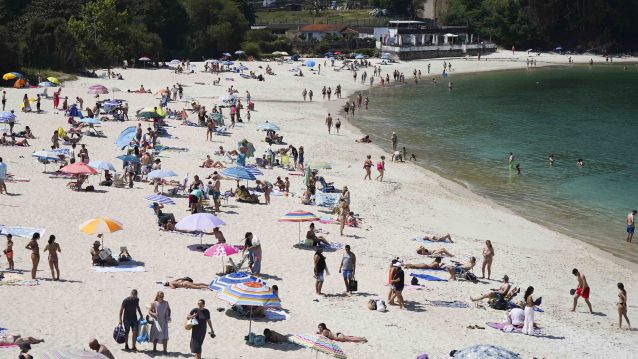 Persoas este sábado na praia en Marín Persoas este sábado na praia en Marín