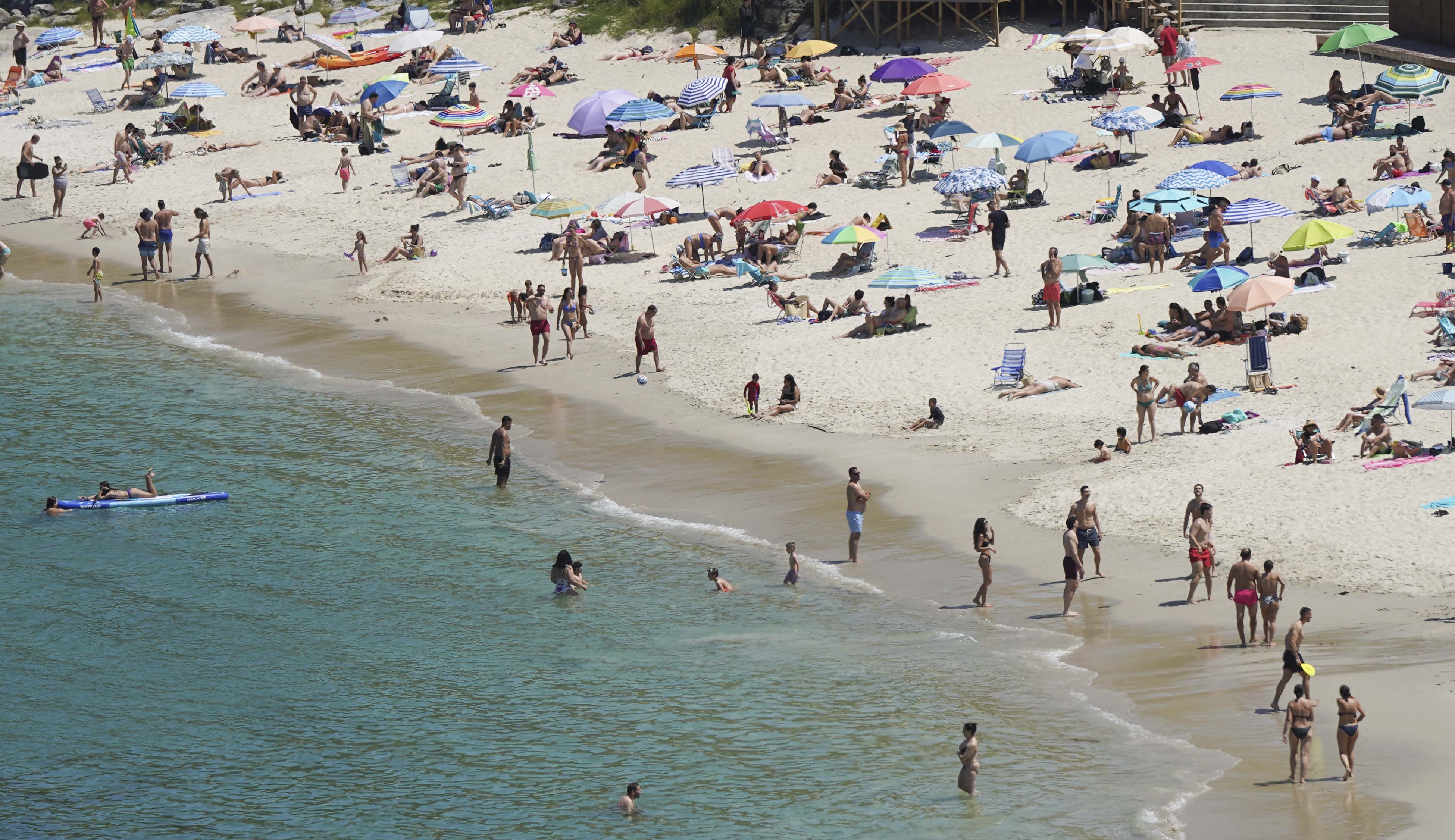 Bañistas en Marín este sábado 13 de xuño