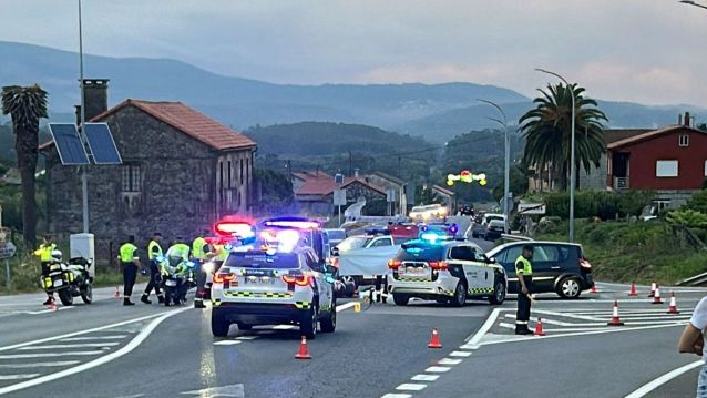 Efectivos da Garda Civil no lugar en que se rexistraba a colisión