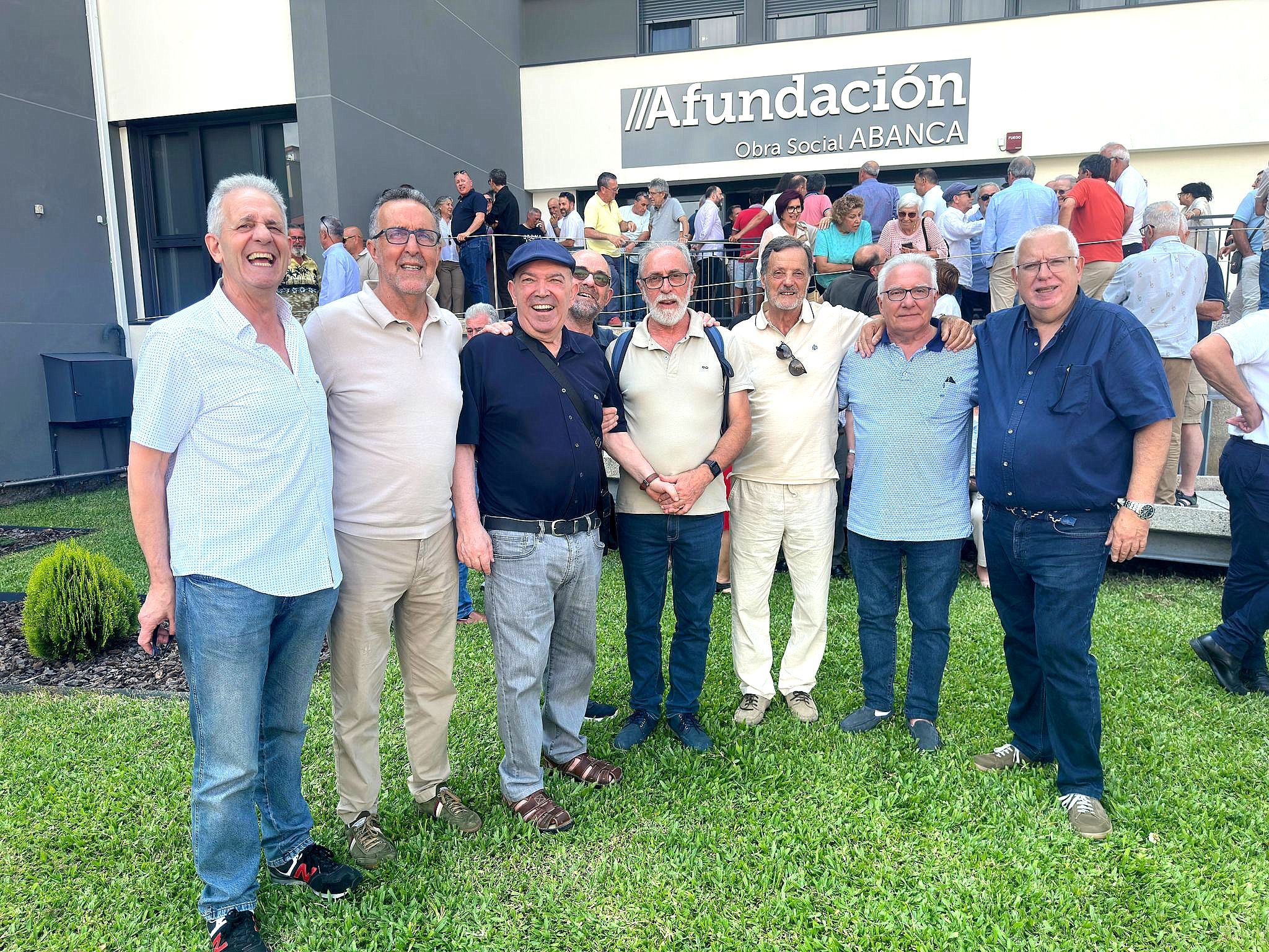 Domingo Barros, tercero por la izquierda, junto a ex compañeros de la residencia Domingo Barros, tercero por la izquierda, junto a ex compañeros de la residencia