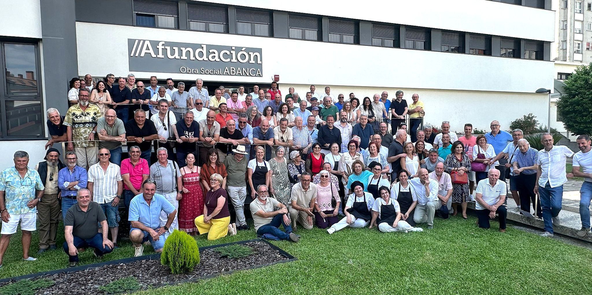 Foto de familia del encuentro de ex estudiantes de la residencia Foto de familia del encuentro de ex estudiantes de la residencia