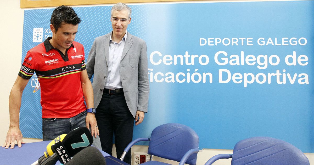 Javi Gómez Noya xunto ao conselleiro de Industria, Francisco Conde, no CGTD