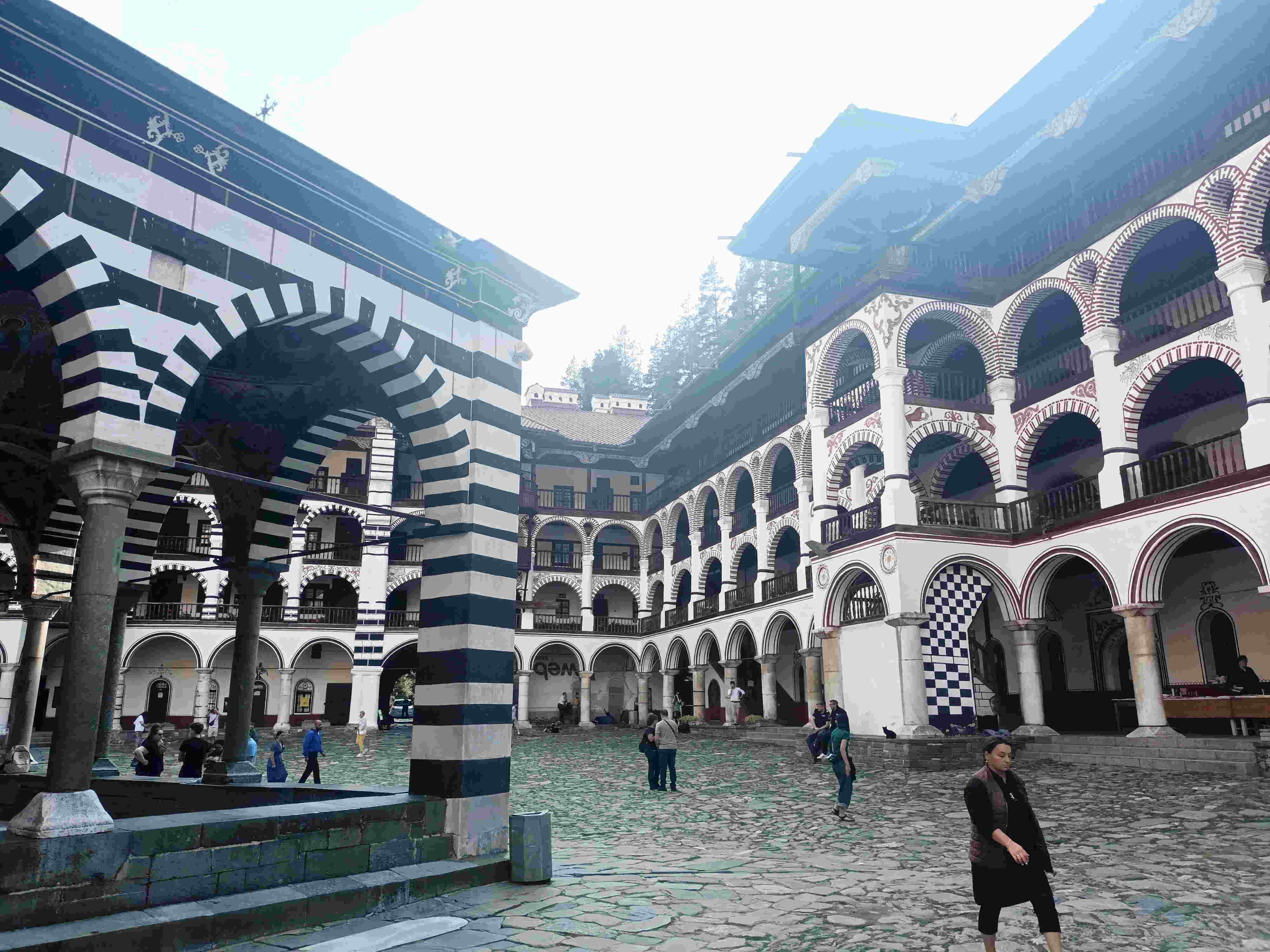 Mosteiro de Rila. Gran patio central Mosteiro de Rila. Gran patio central