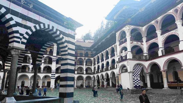 Mosteiro de Rila. Gran patio central Mosteiro de Rila. Gran patio central