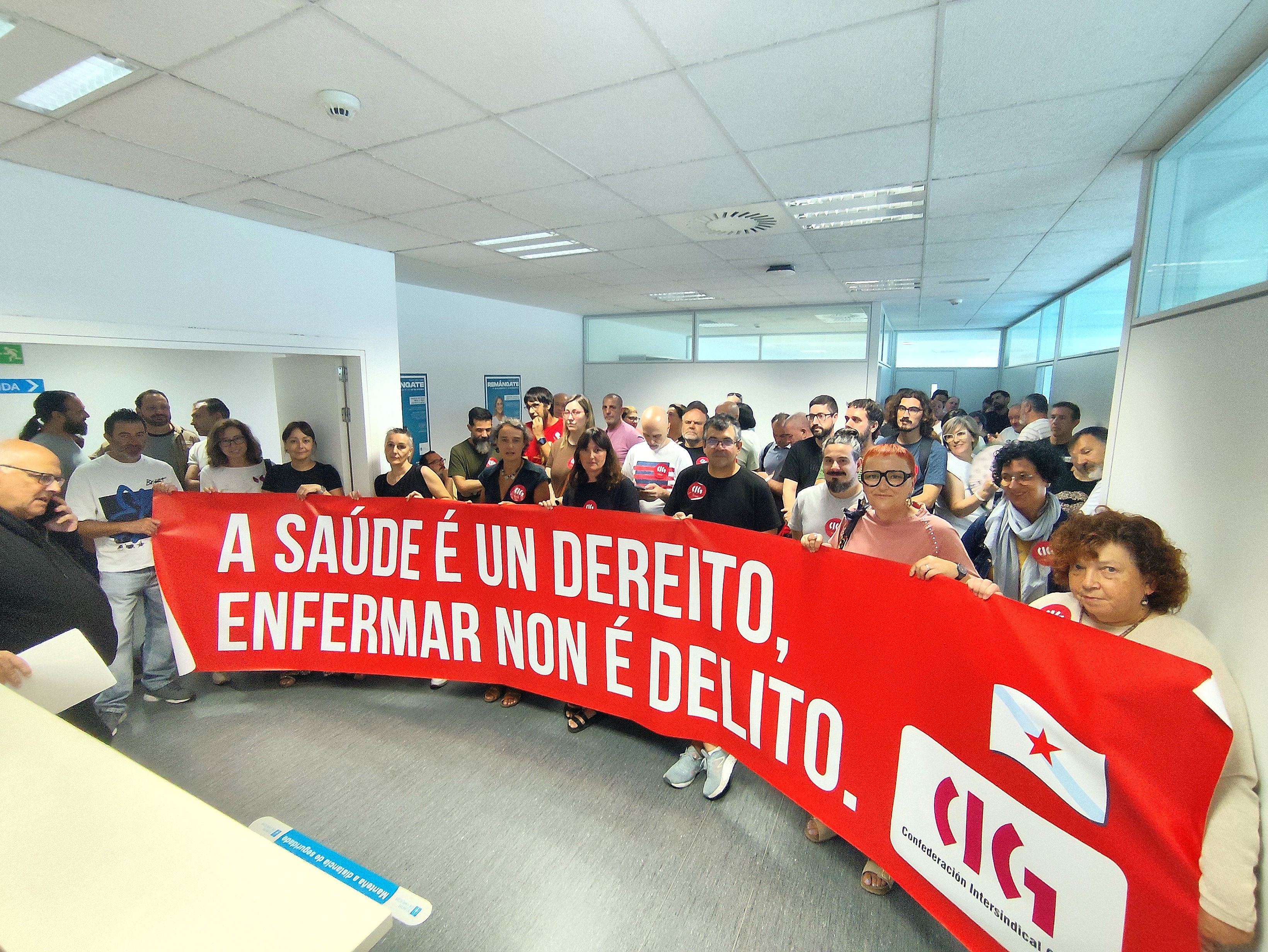 Representantes da CIG durante o peche na Inspección Médica no edificio da Xunta en Campolongo