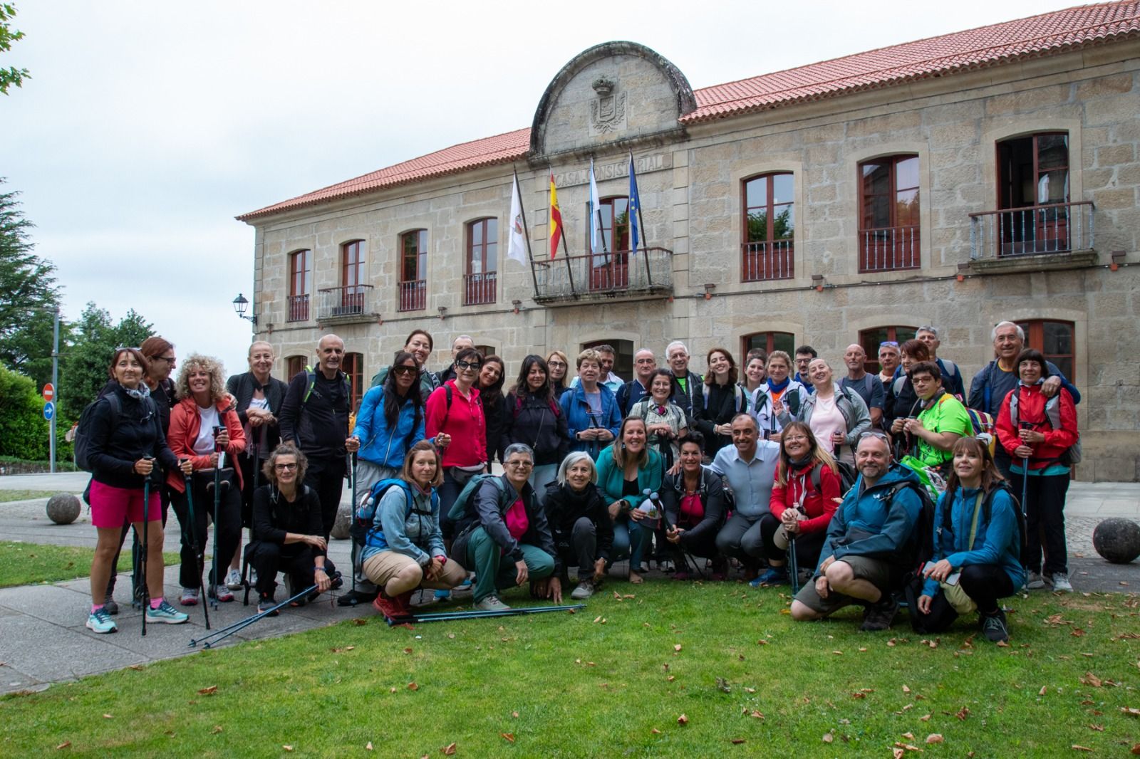 Un grupo de peregrinos frente al Concello de Poio