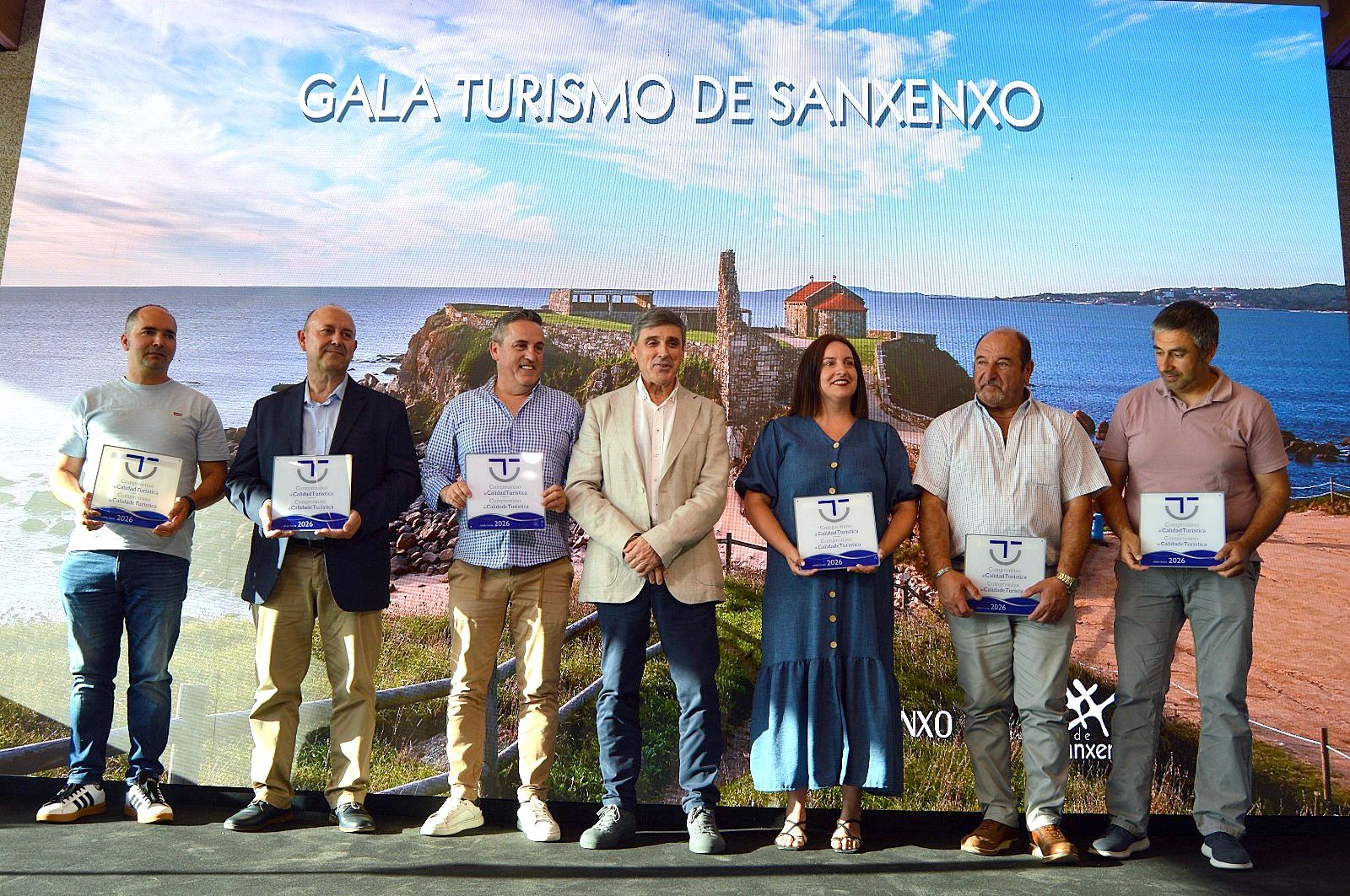 Representantes de entindades con distintivos en la I Gala Turismo de Sanxenxo