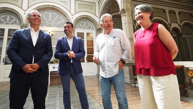 Luis López y Miguel Anxo Fernández Lores firman el convenio para Rosalía de Castro Luis López y Miguel Anxo Fernández Lores firman el convenio para Rosalía de Castro