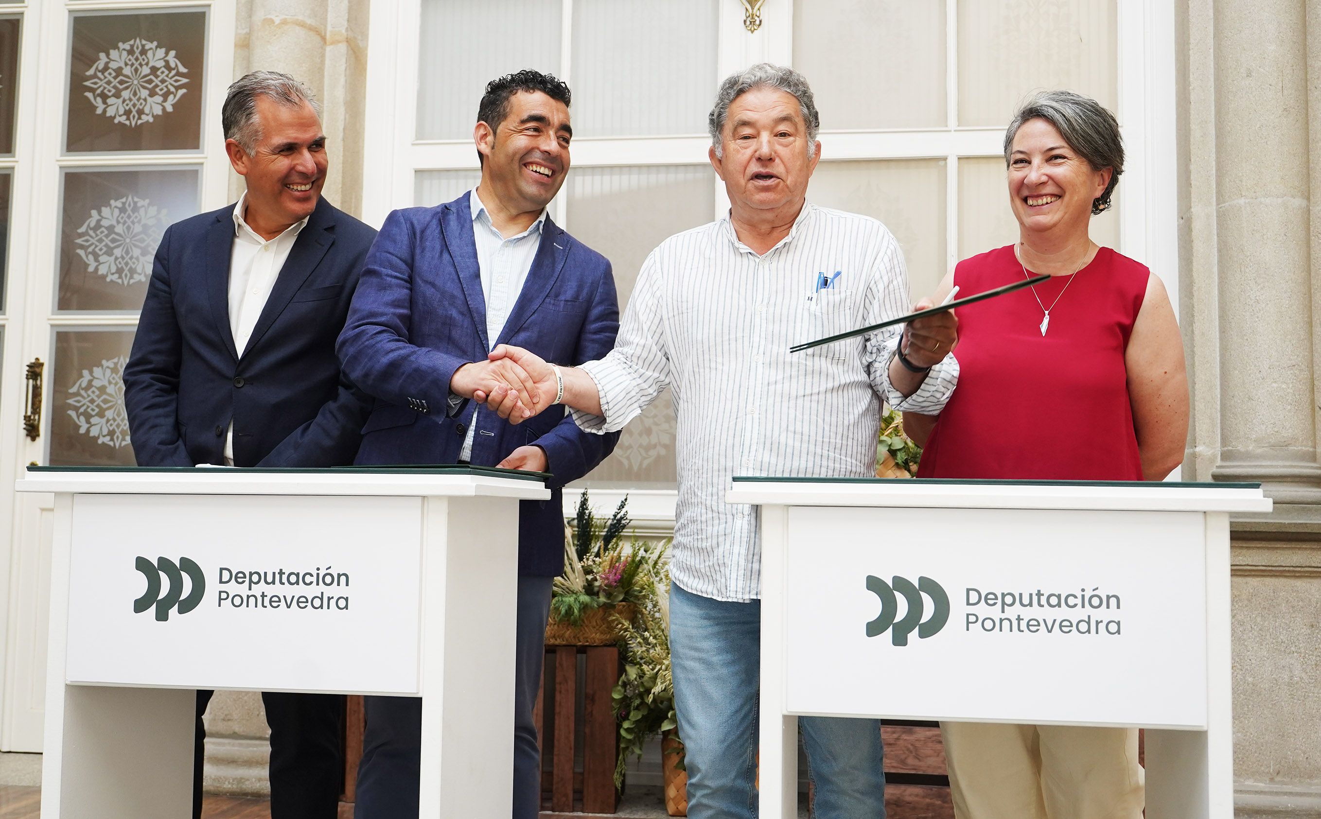 Luis López e Miguel Anxo Fernández Lores asinan o convenio para Rosalía de Castro