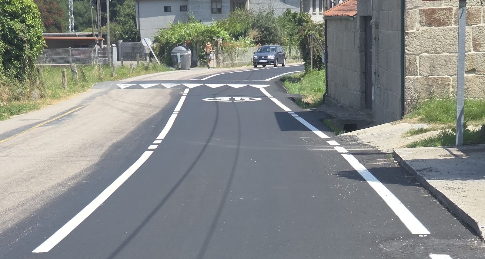Estrada de Tomeza tras o soterramento da liña de alta tensión