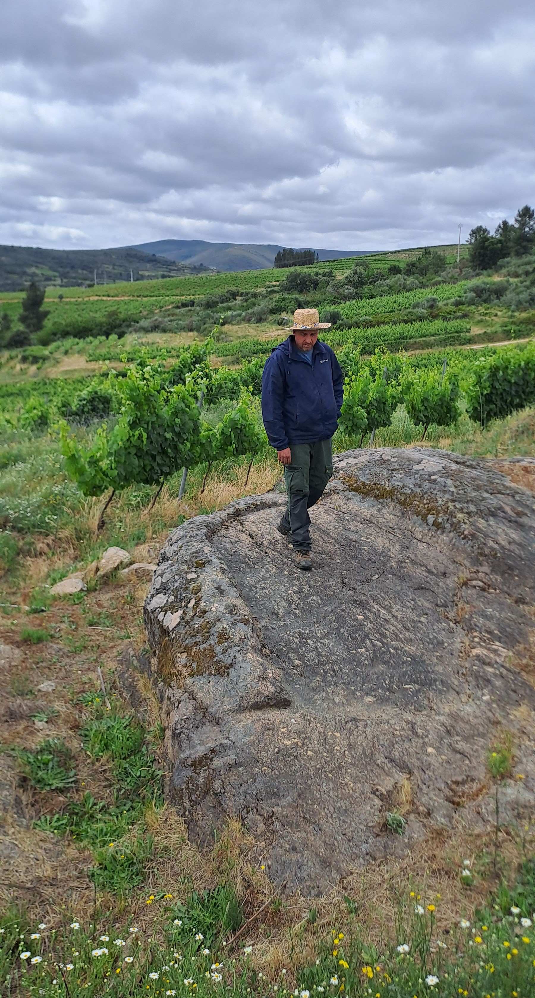 Lagar rupestre con Mario Yañez, su descubridor Lagar rupestre con Mario Yañez, su descubridor