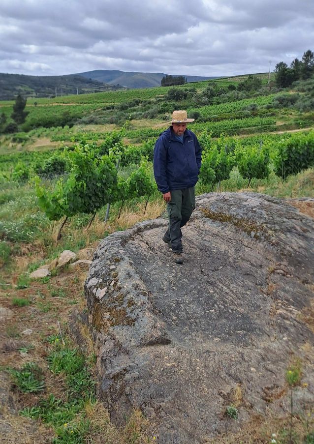 Lagar rupestre con Mario Yañez, o seu descubridor Lagar rupestre con Mario Yañez, o seu descubridor