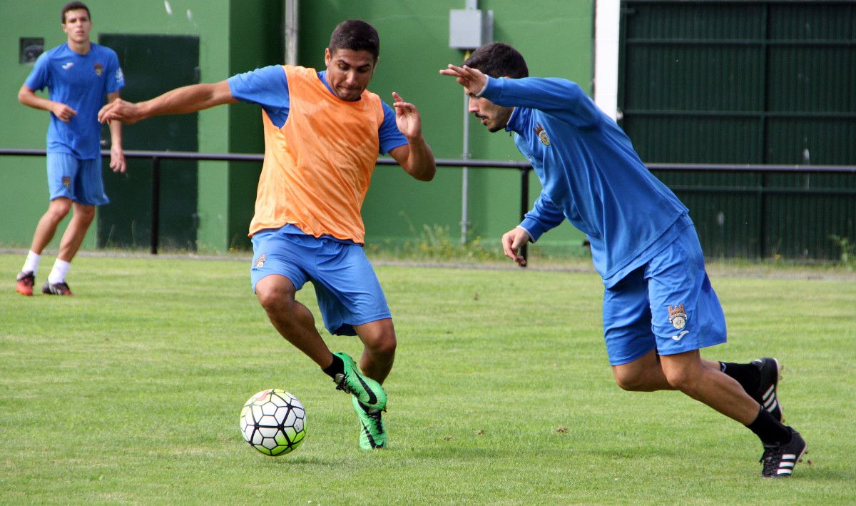 Borjas Martín durante un adestramento do Pontevedra en Poio