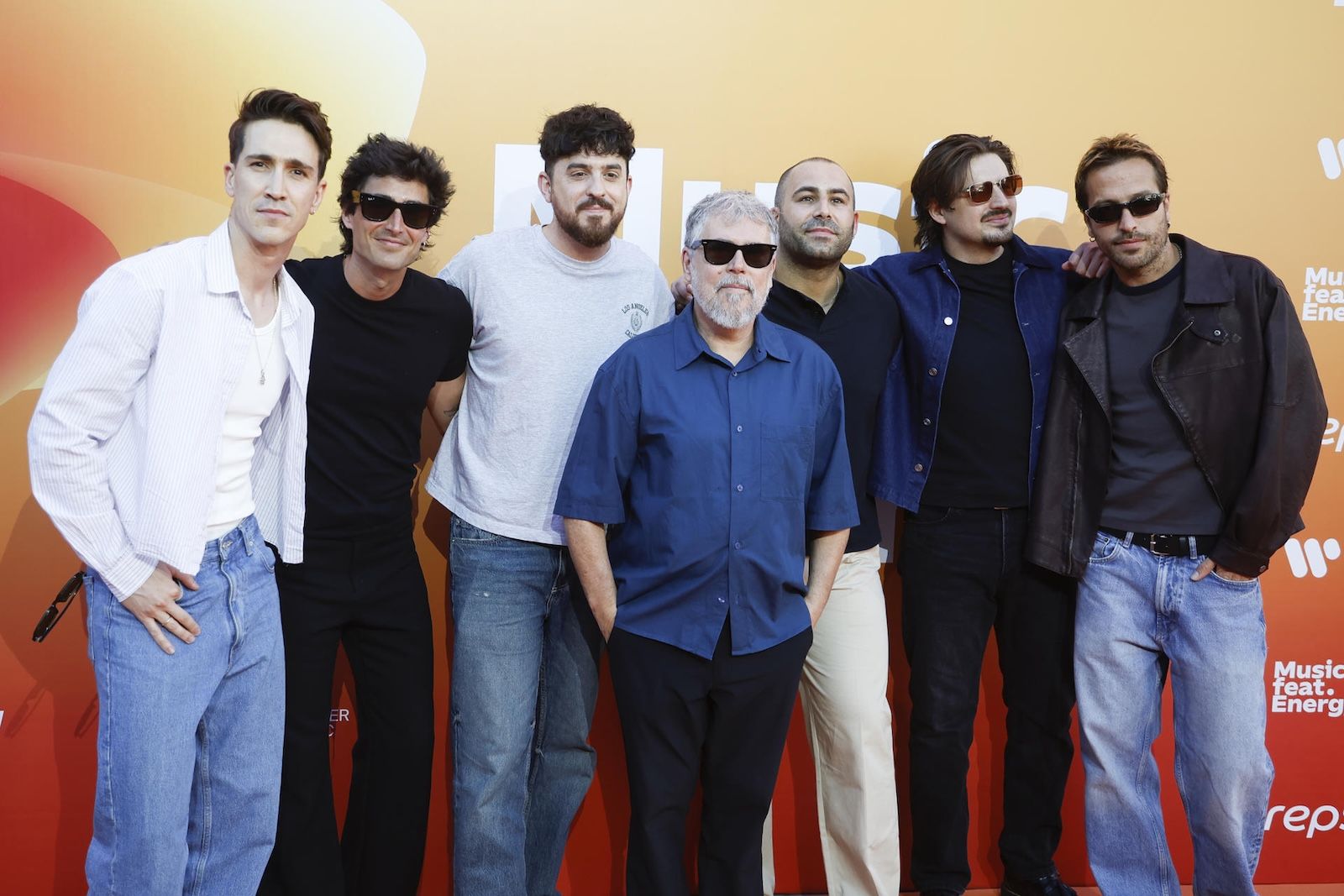 Iván Ferreiro y miembros de las bandas Marlon y Veintiuno