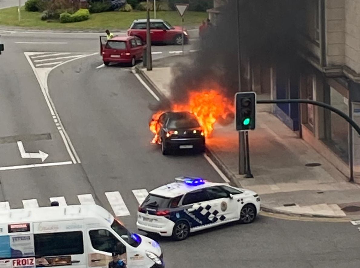 Incendio dun coche na Rúa José Malvar
