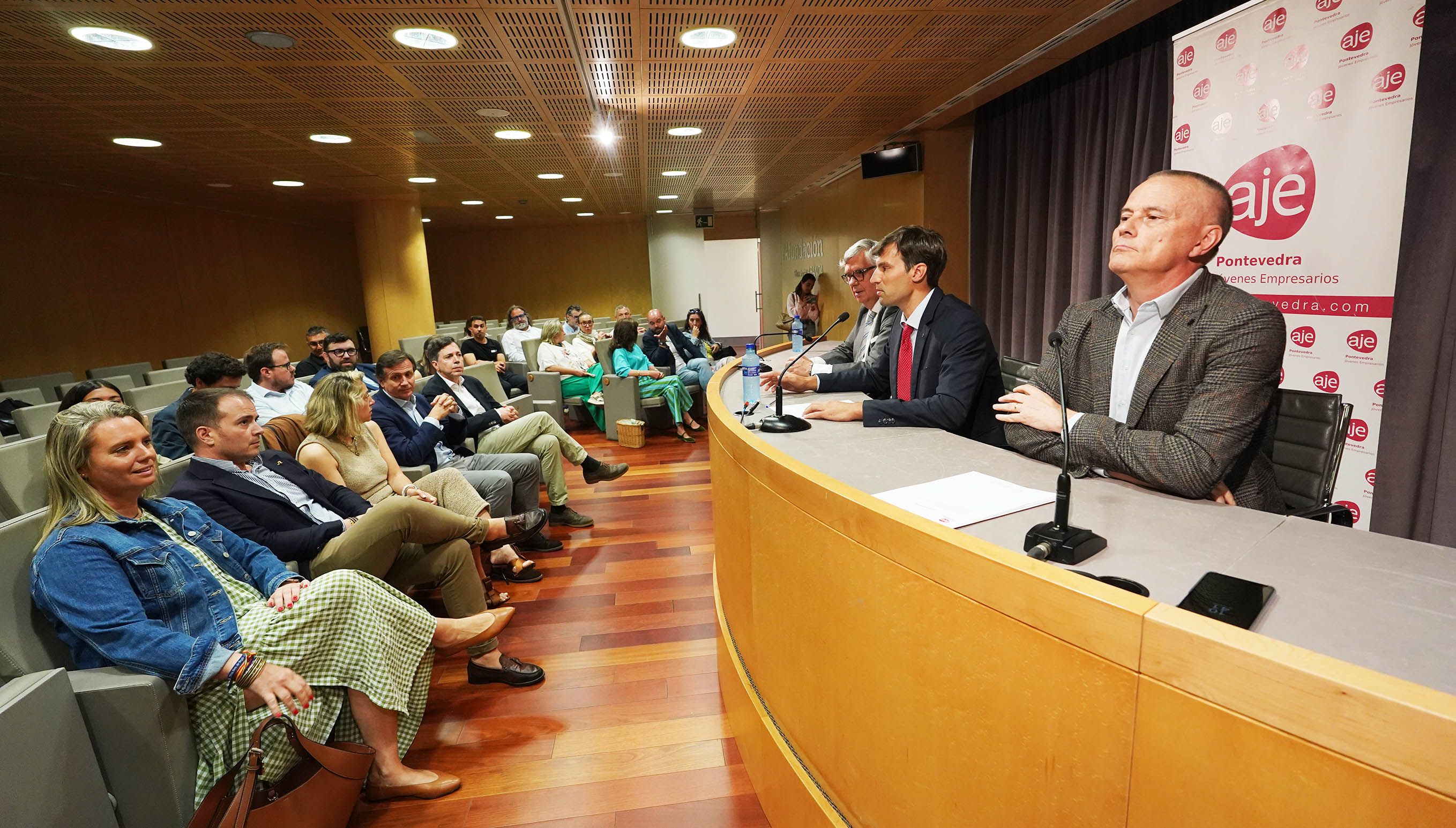 Presentación da nova Xunta Directiva de AJE Pontevedra 