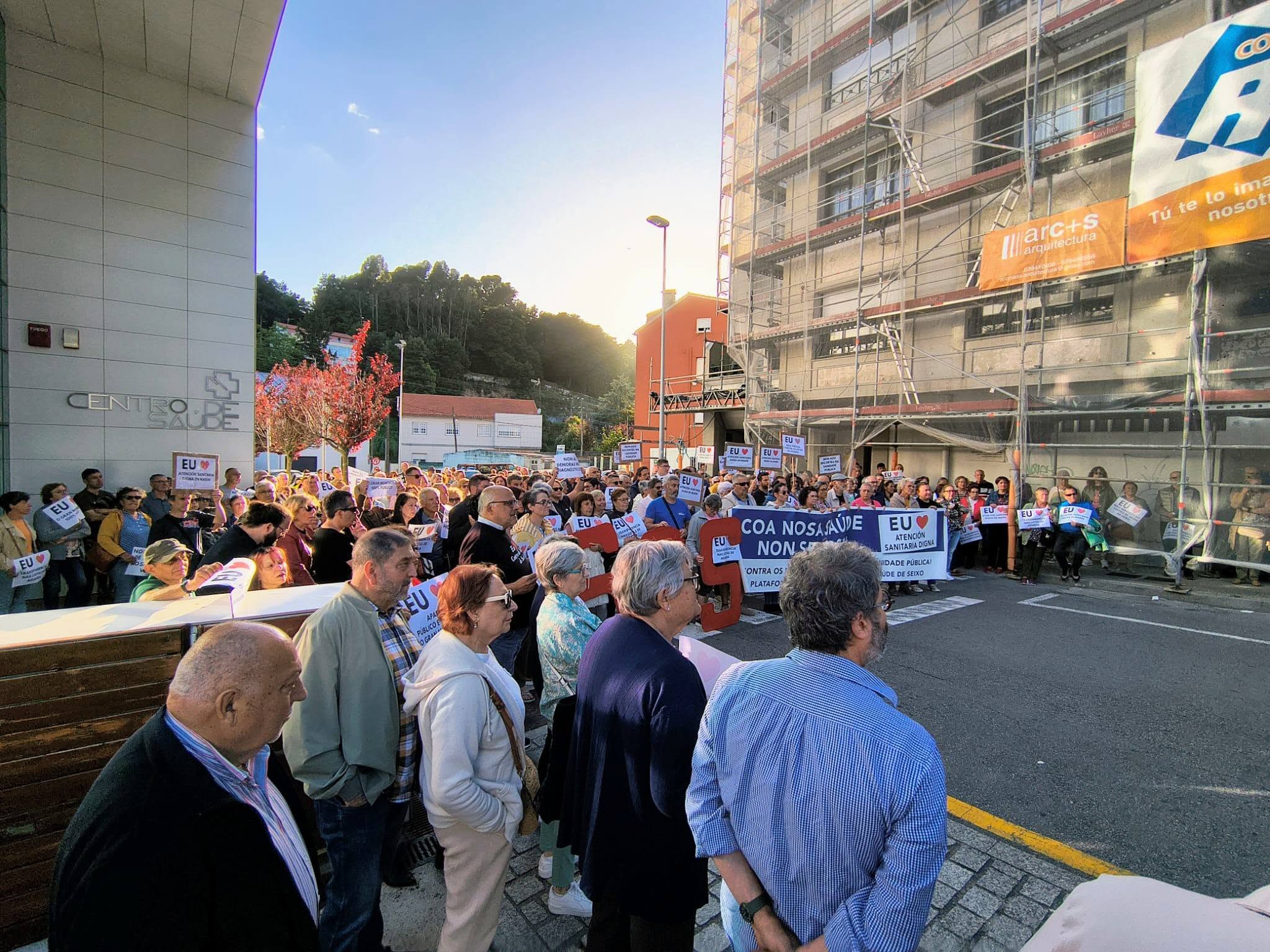 Concentración contra as listas de agarda no entro de saúde de Marín