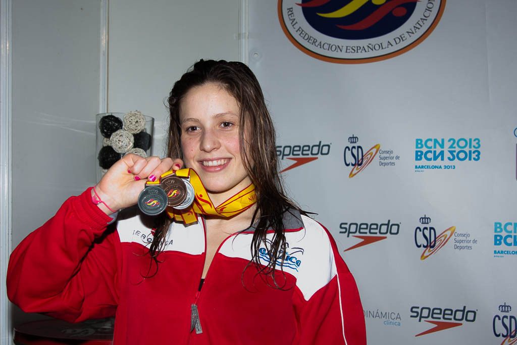 Bea Gómez posa con las tres medallas conseguidas en el Campeonato de España Open de Natación