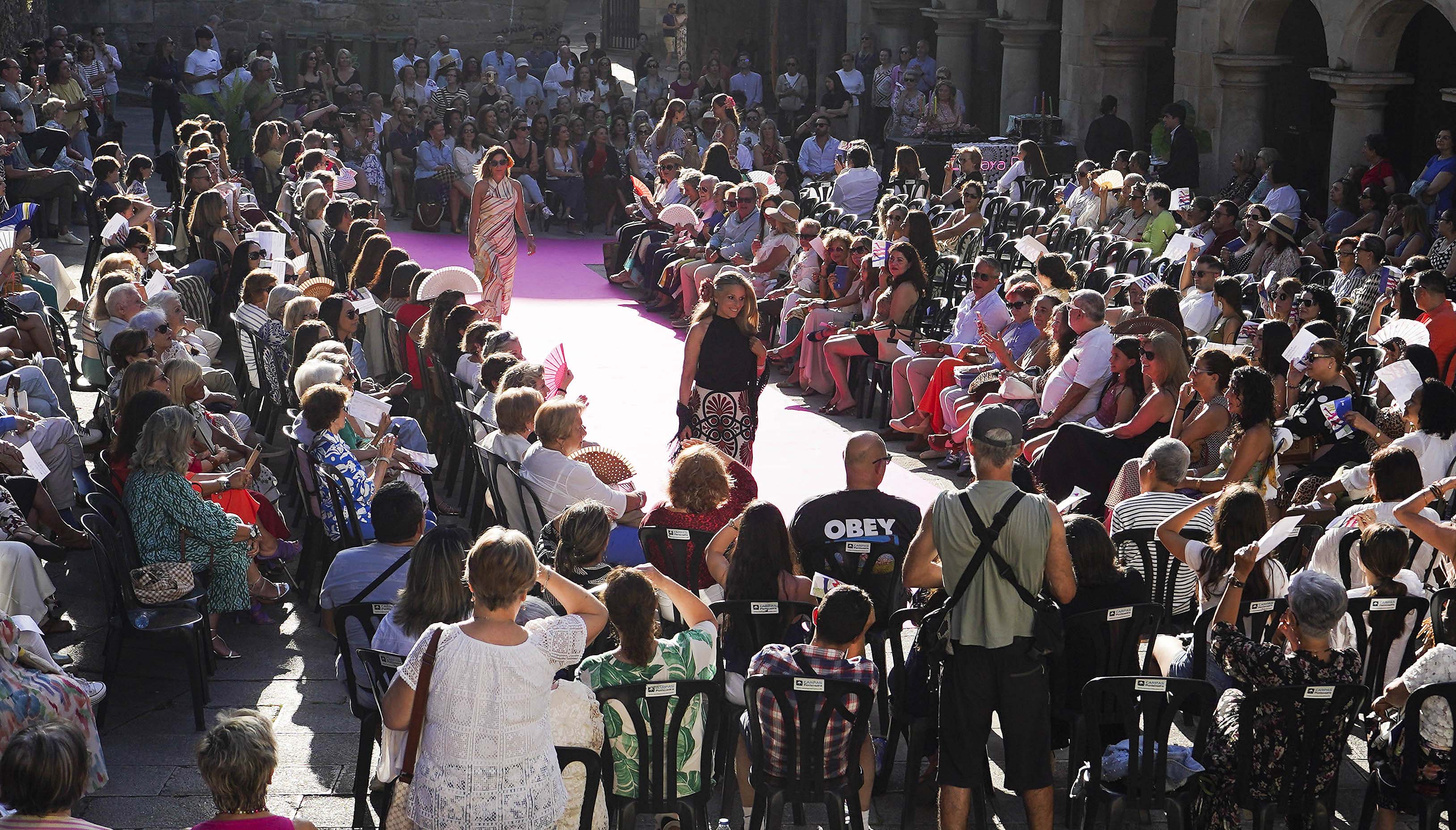 Pasarela de moda local na Praza da Pedreira Pasarela de moda local na Praza da Pedreira