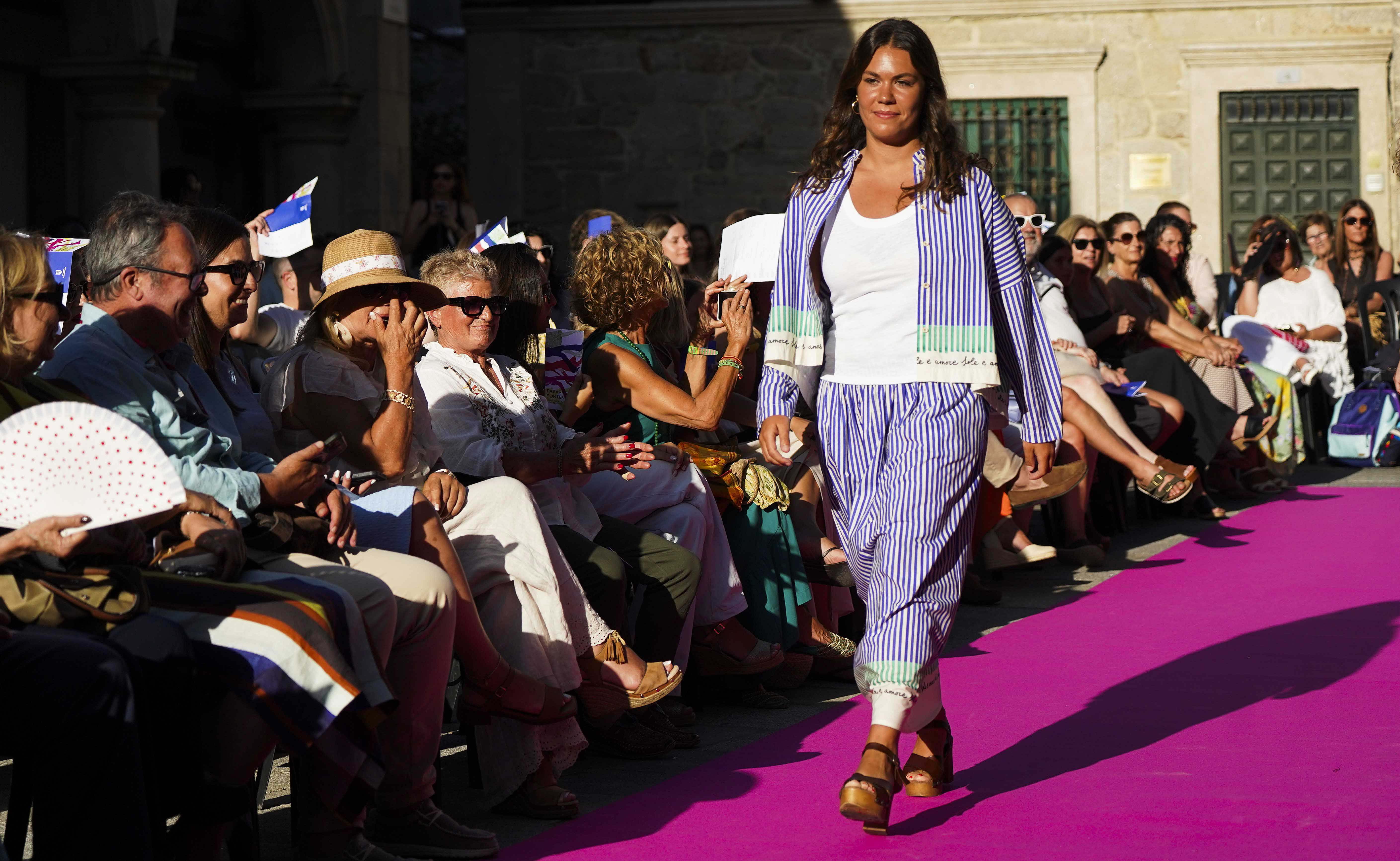 Pasarela de moda local na Praza da Pedreira Pasarela de moda local na Praza da Pedreira