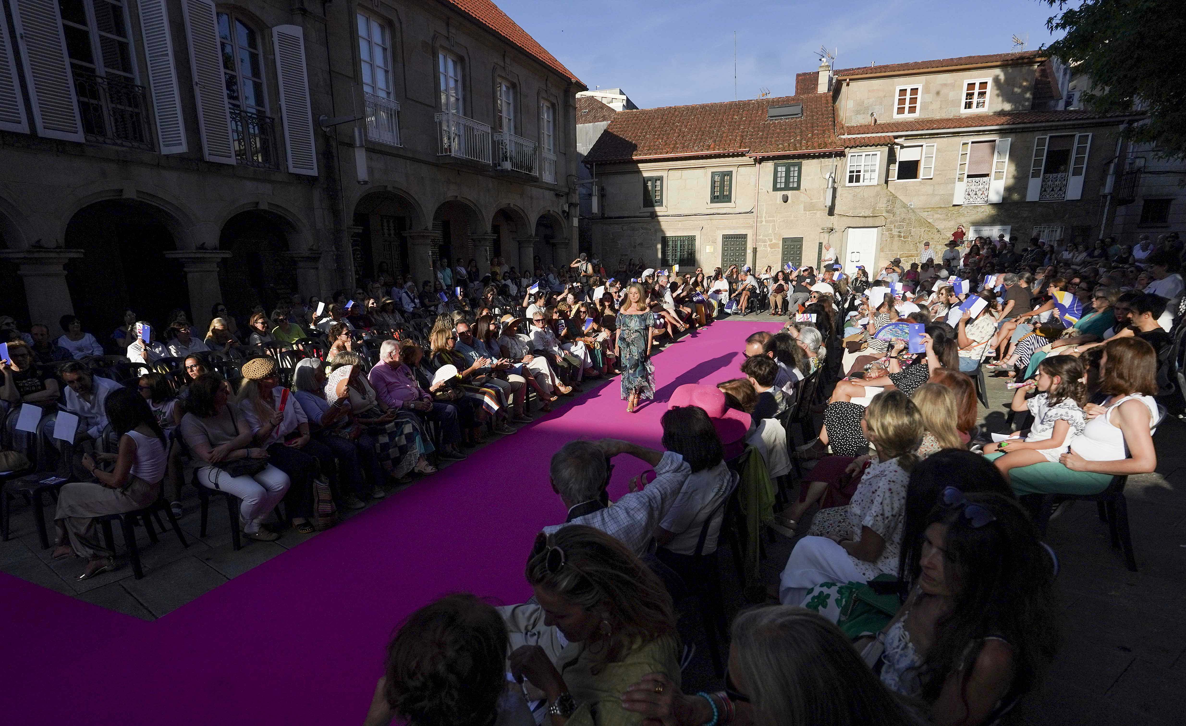 Pasarela de moda local na Praza da Pedreira Pasarela de moda local na Praza da Pedreira