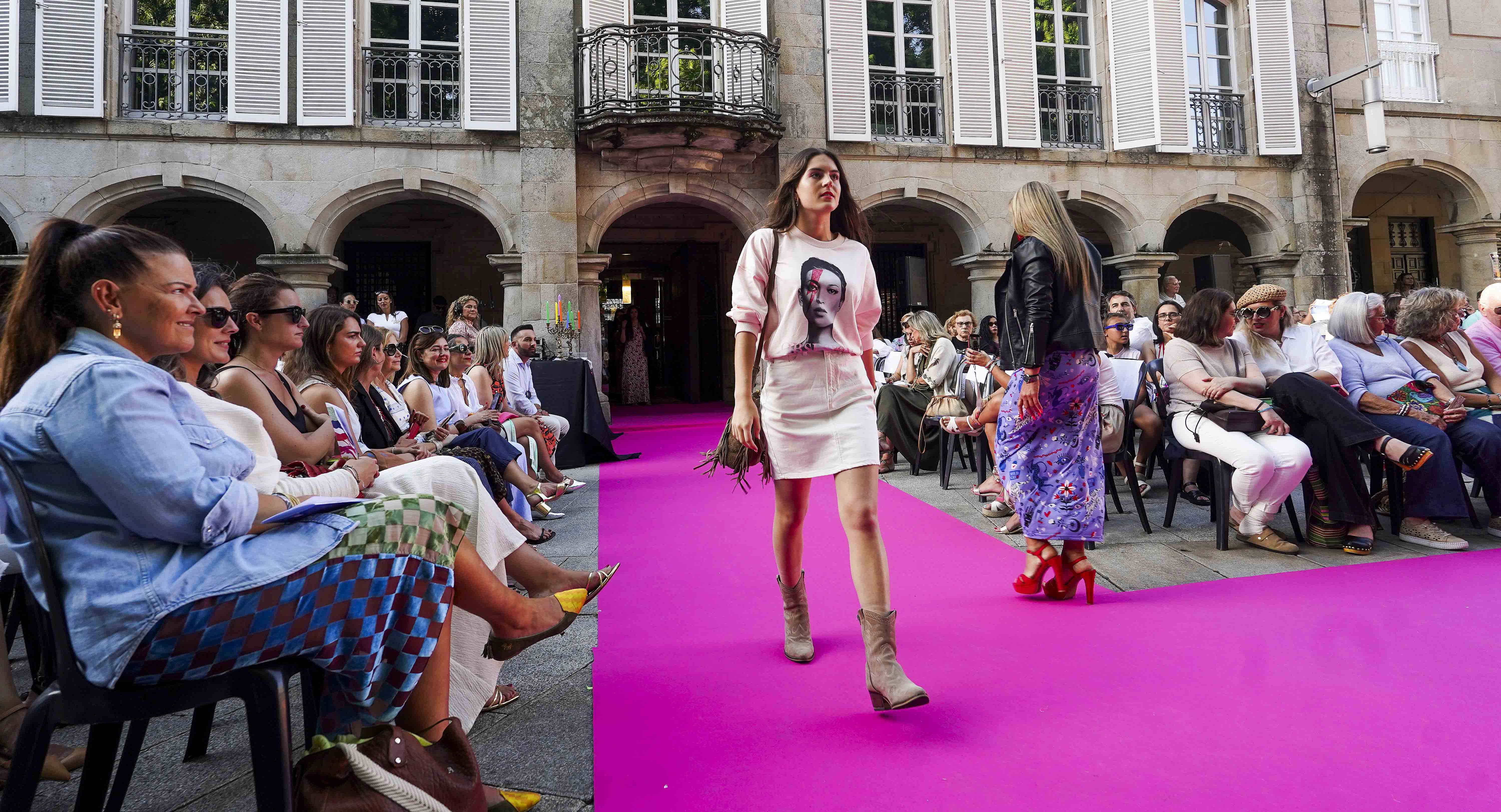 Pasarela de moda local na Praza da Pedreira Pasarela de moda local na Praza da Pedreira