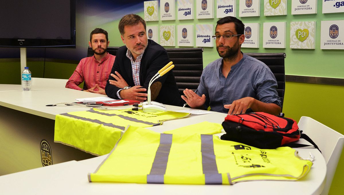 Os representantes de Masa Crítica, Manuel Torres e Quique Pérez, co portavoz do PP, Jacobo Moreira