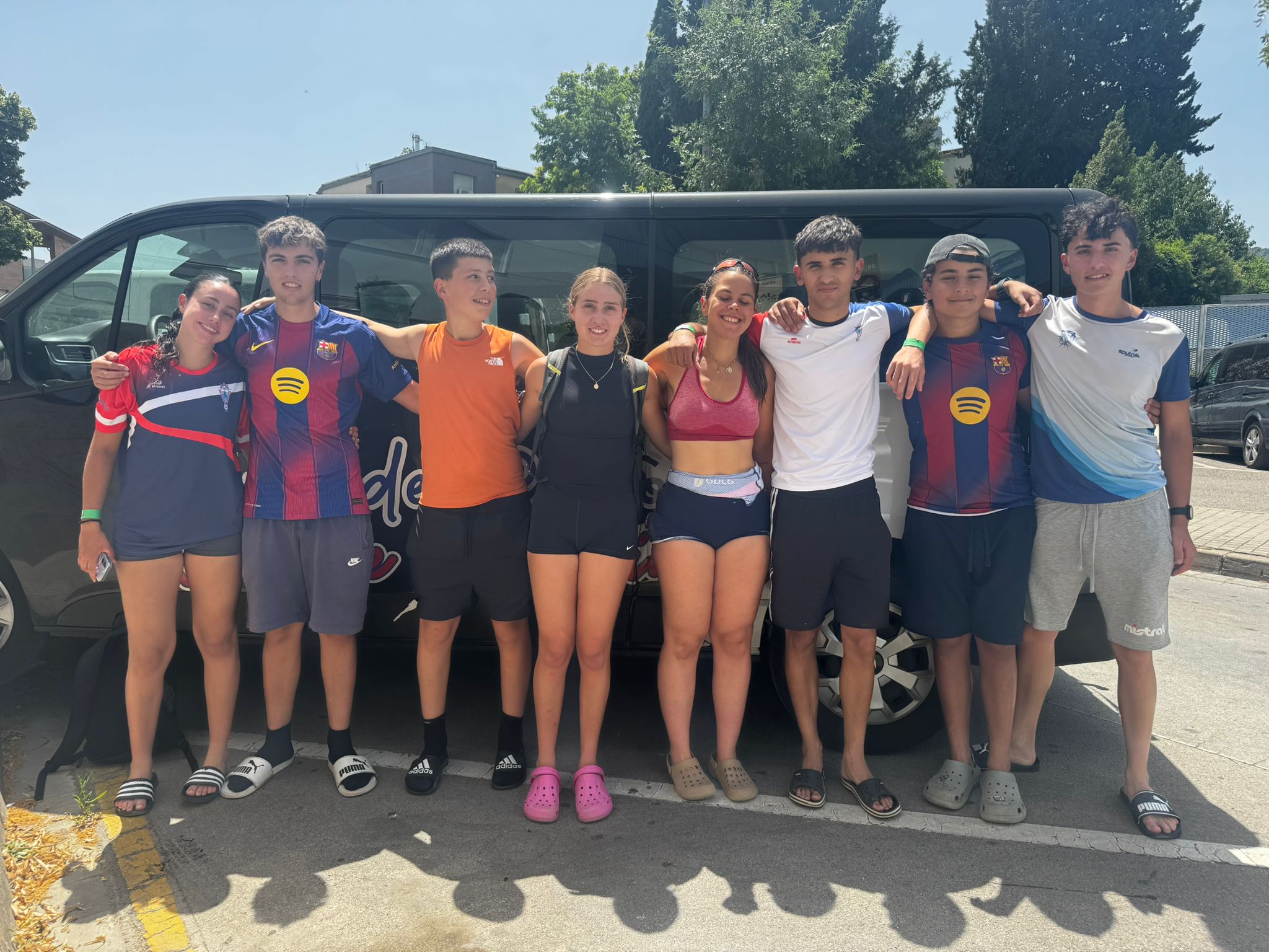 Parte da delegación marinense desprazada a Girona
