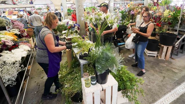 Venta de Herbas de San Xoán no Mercado de Abastos Venta de Herbas de San Xoán no Mercado de Abastos