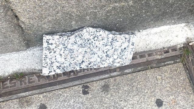 Pedra empregada para tratar de romper o cristal Pedra empregada para tratar de romper o cristal