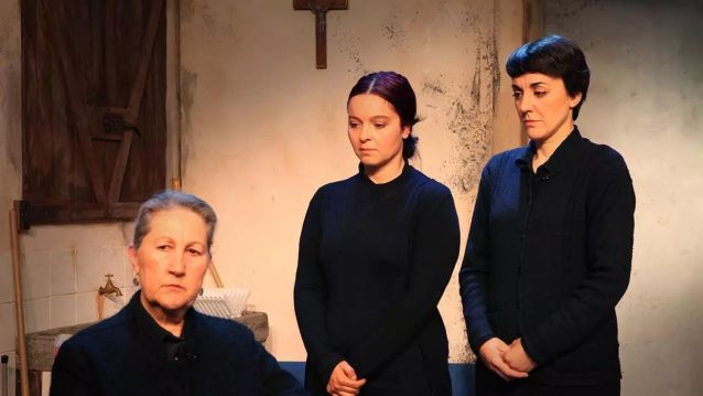 Escena de la obra 'Bernarda' Escena de la obra 'Bernarda'