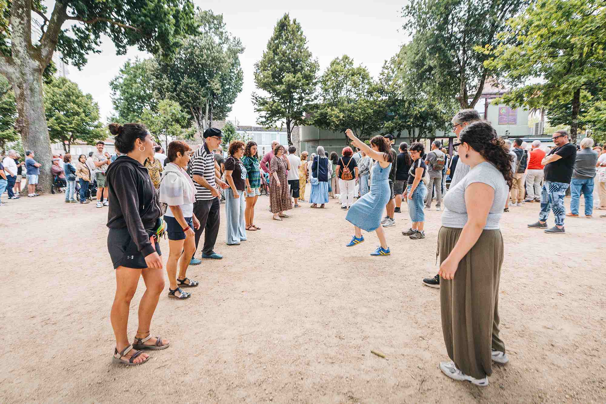 Público bailando na Alameda durante o concerto