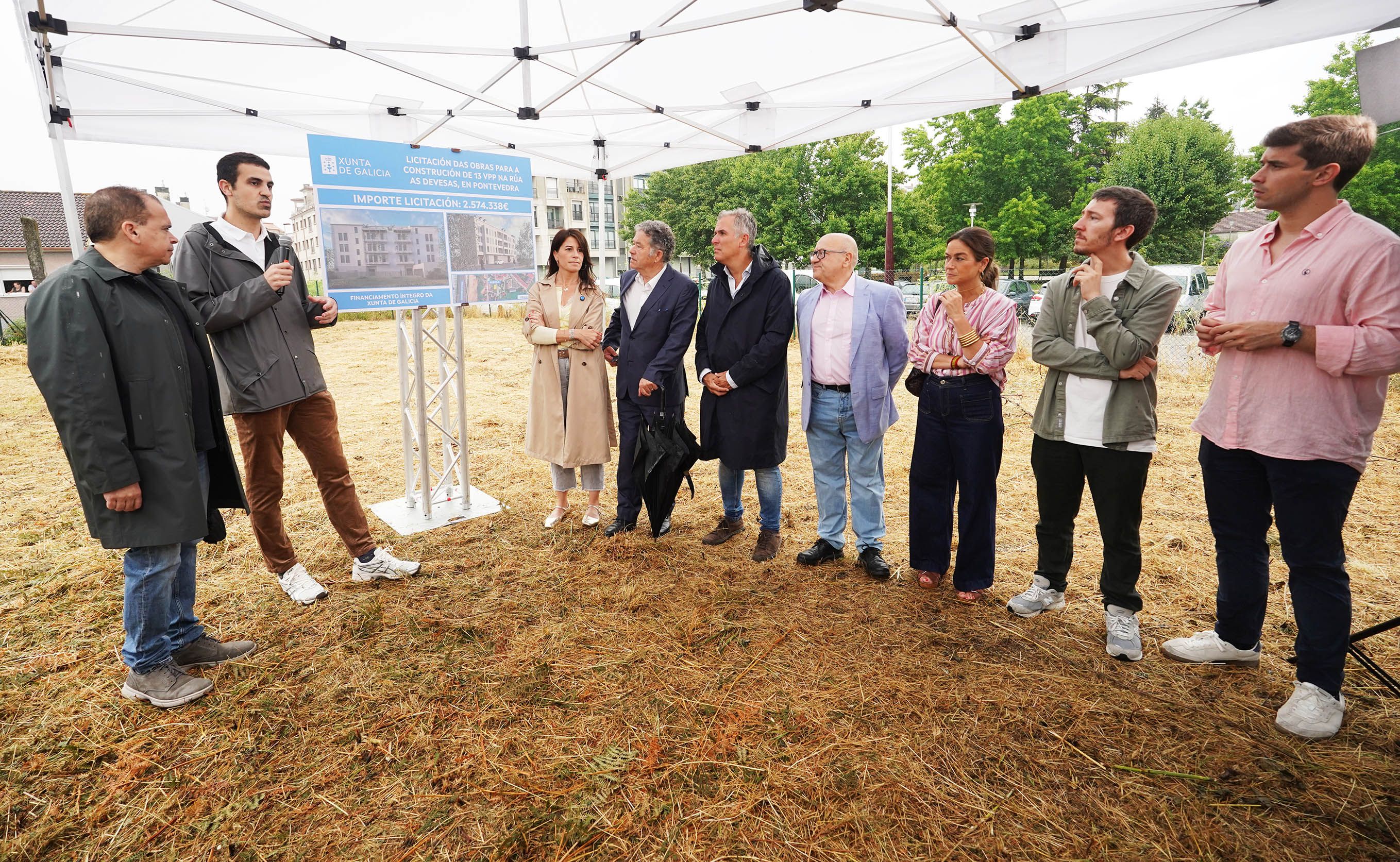 Visita al terreno de As Devesas donde se construirán trece viviendas públicas