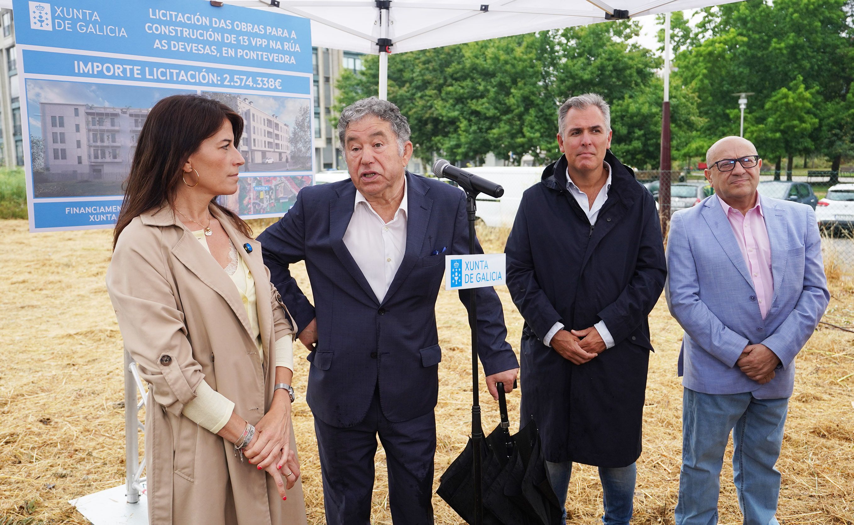 Visita al terreno de As Devesas donde se construirán trece viviendas públicas