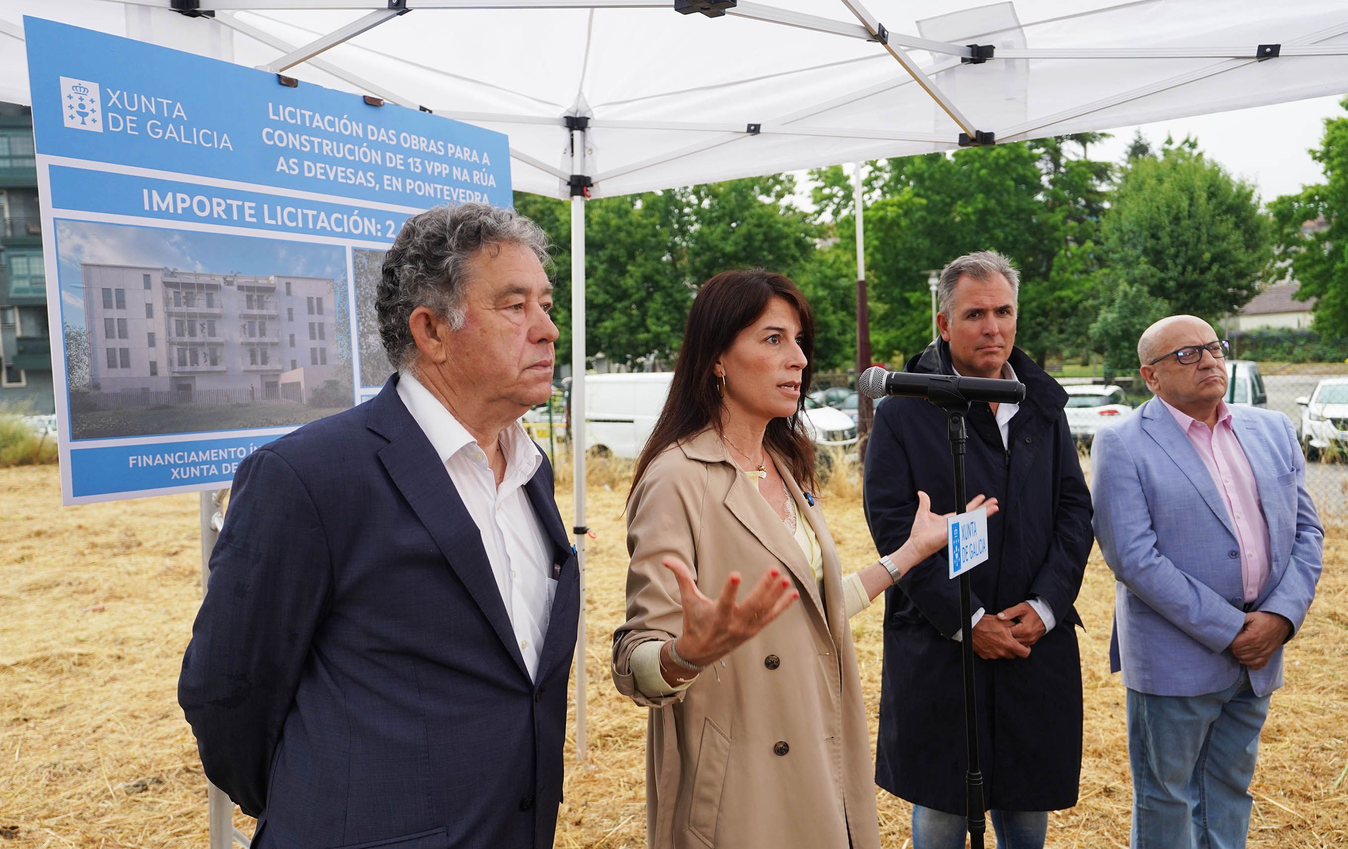 Visita al terreno de As Devesas donde se construirán trece viviendas públicas