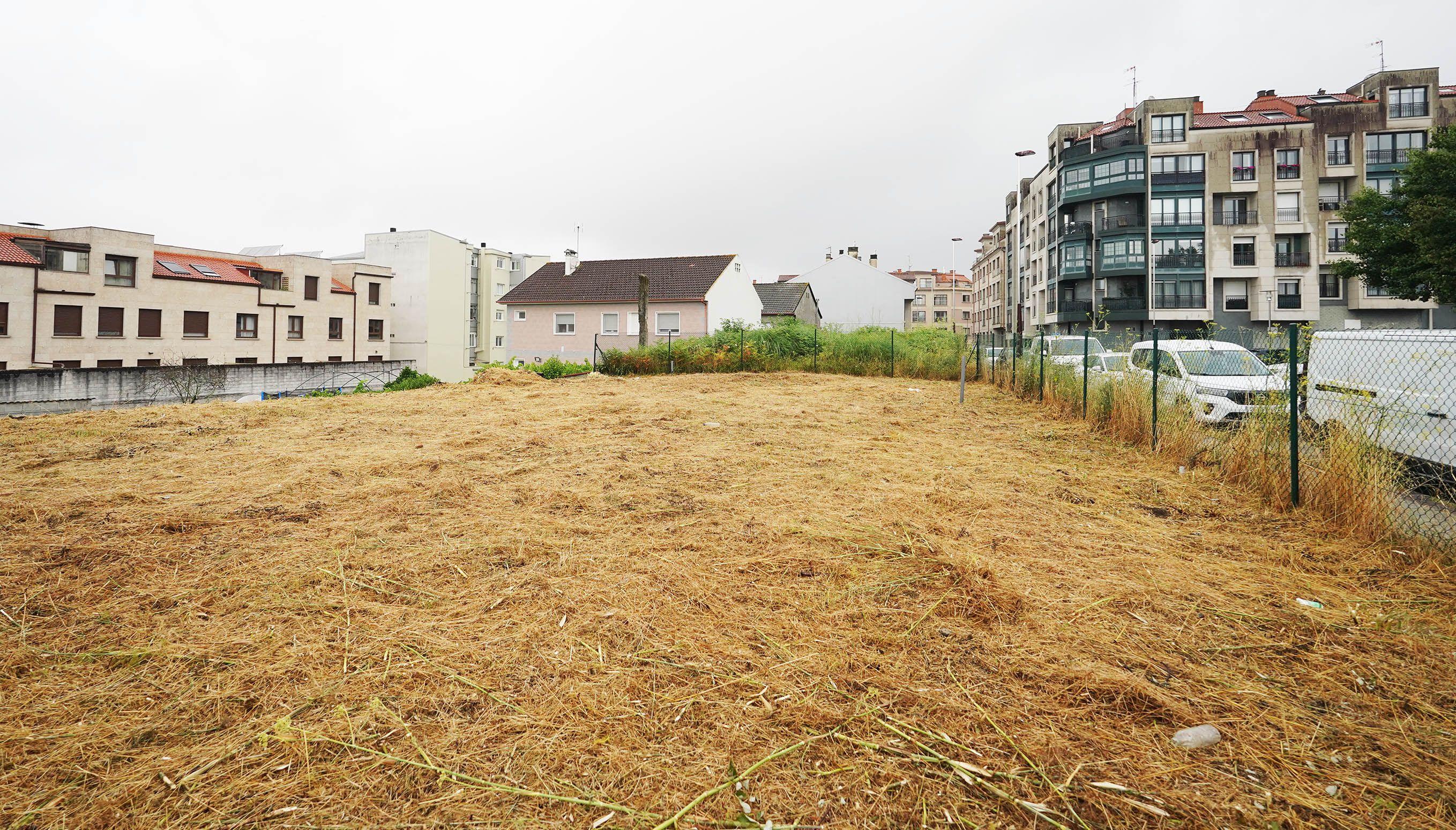 Visita al terreno de As Devesas donde se construirán trece viviendas públicas