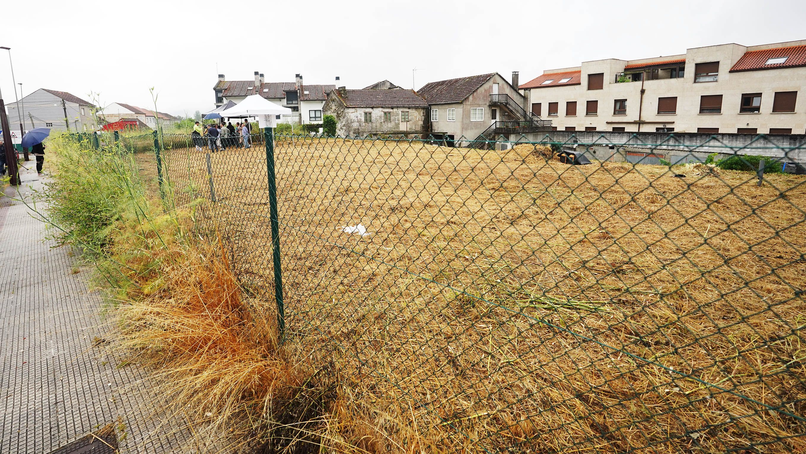 Visita al terreno de As Devesas donde se construirán trece viviendas públicas