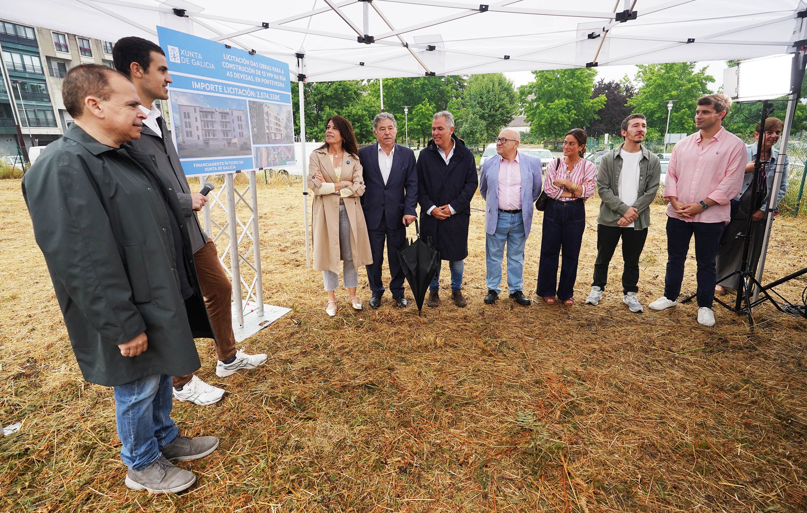 Visita al terreno de As Devesas donde se construirán trece viviendas públicas