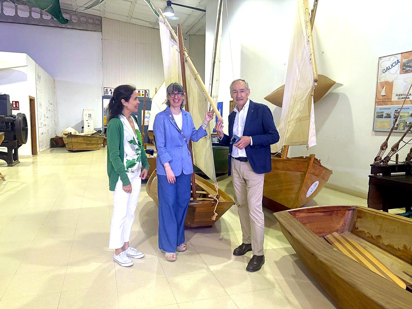 Ángeles V. Suárez, directora xeral de Desenvolvemento Pesqueiro, visitou A Aixola coa directora do Cetmar, Rosa Chapela e José Benito Suárez Costa