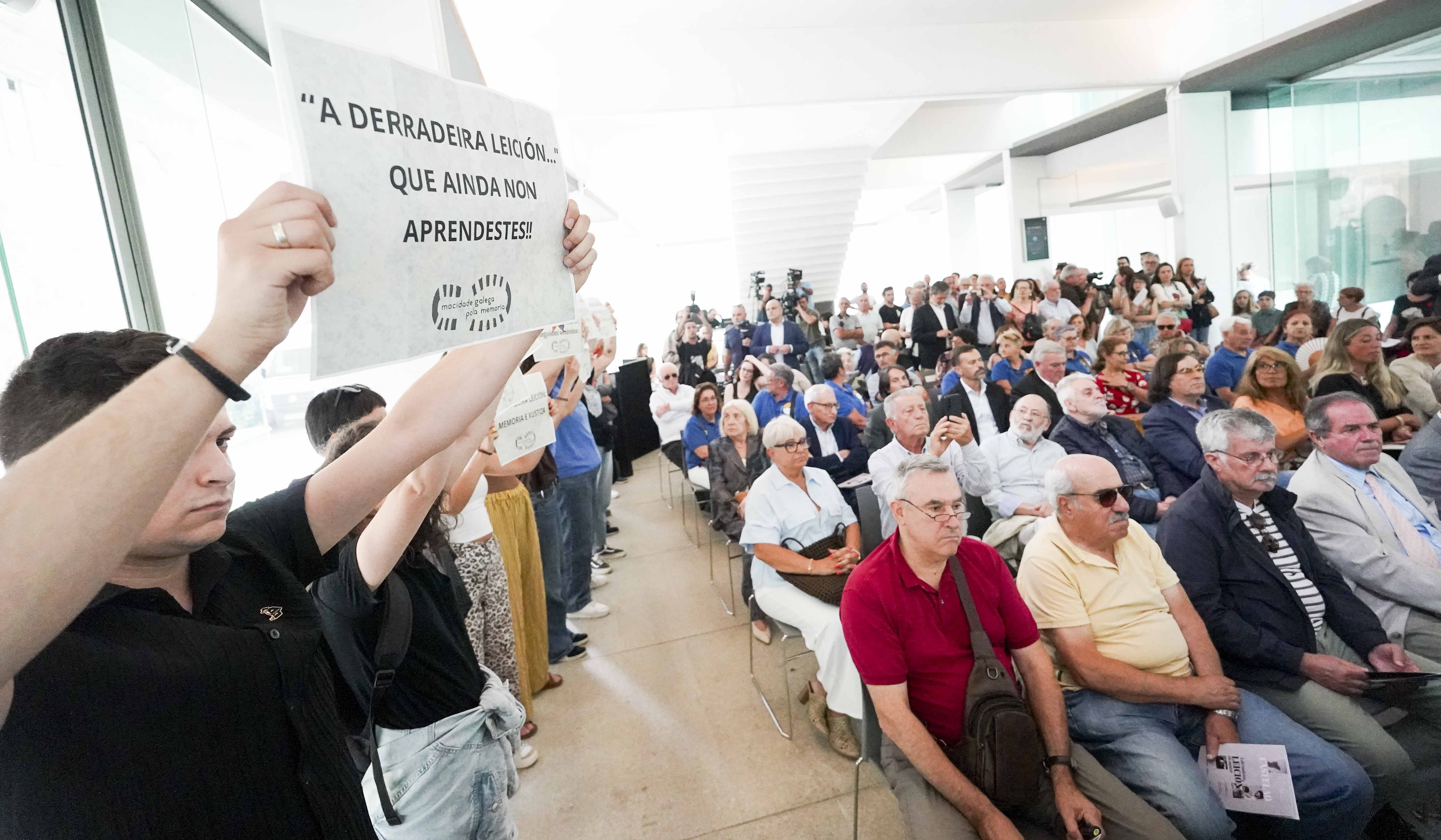 Protesta na apertura da exposición 'A Derradeira Leición do Mestre' no Museo de Pontevedra