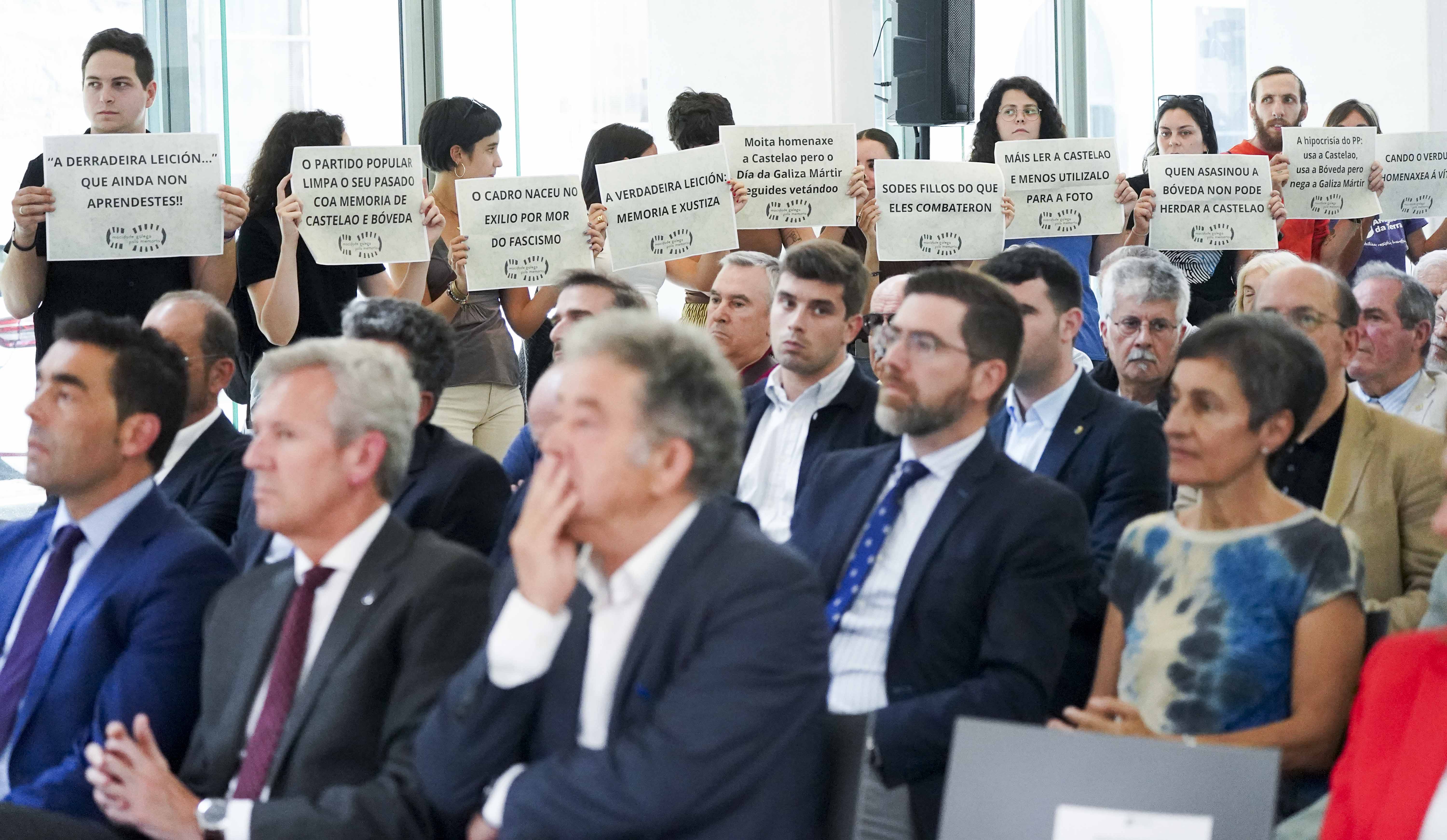 Protesta en el acto inaugural de la exposición 'A Derradeira Leición do Mestre' en el Museo de Pontevedra