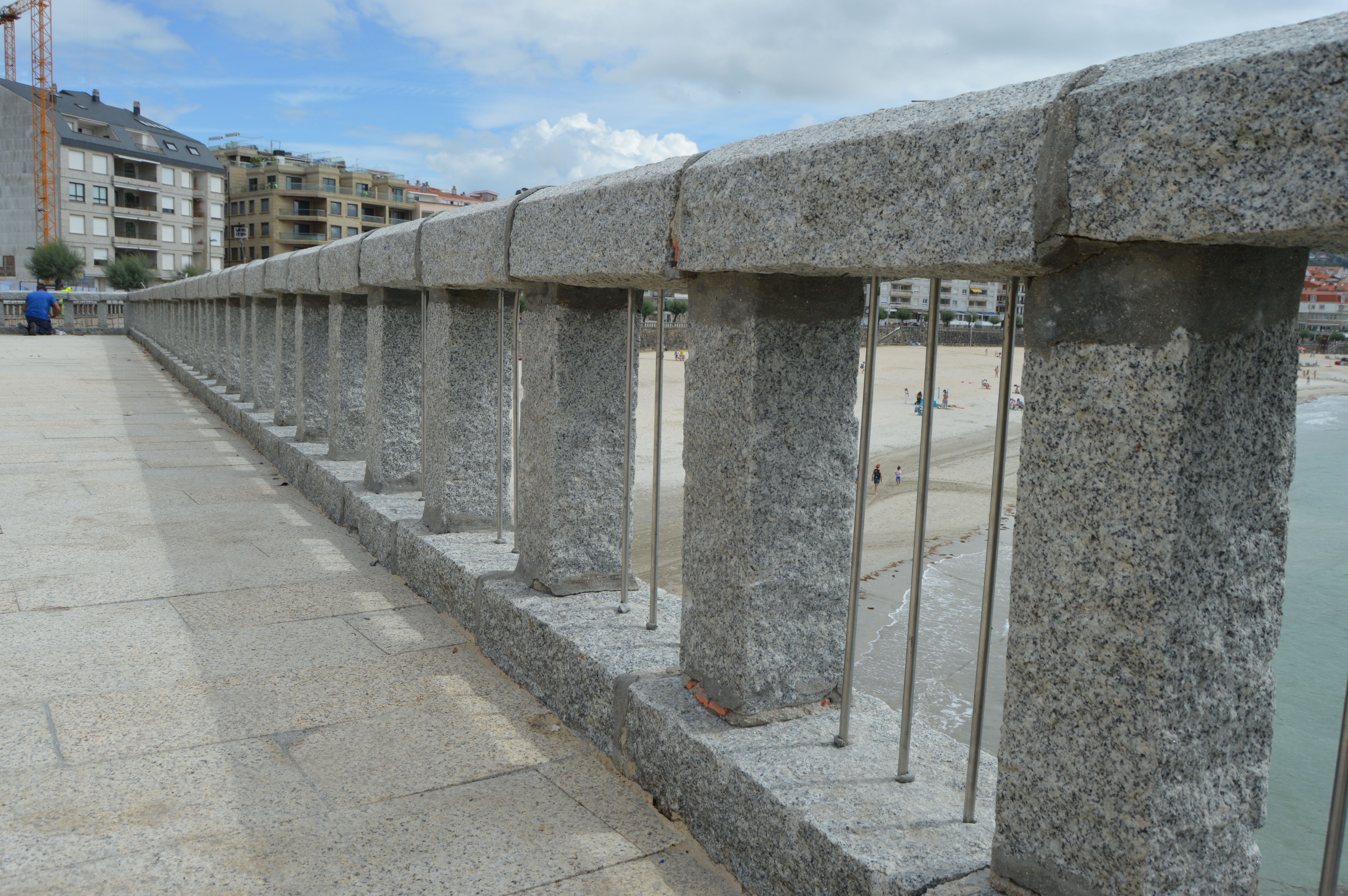 Protecciones de acero inoxidable en la barandilla de granito del Paseo de Silgar