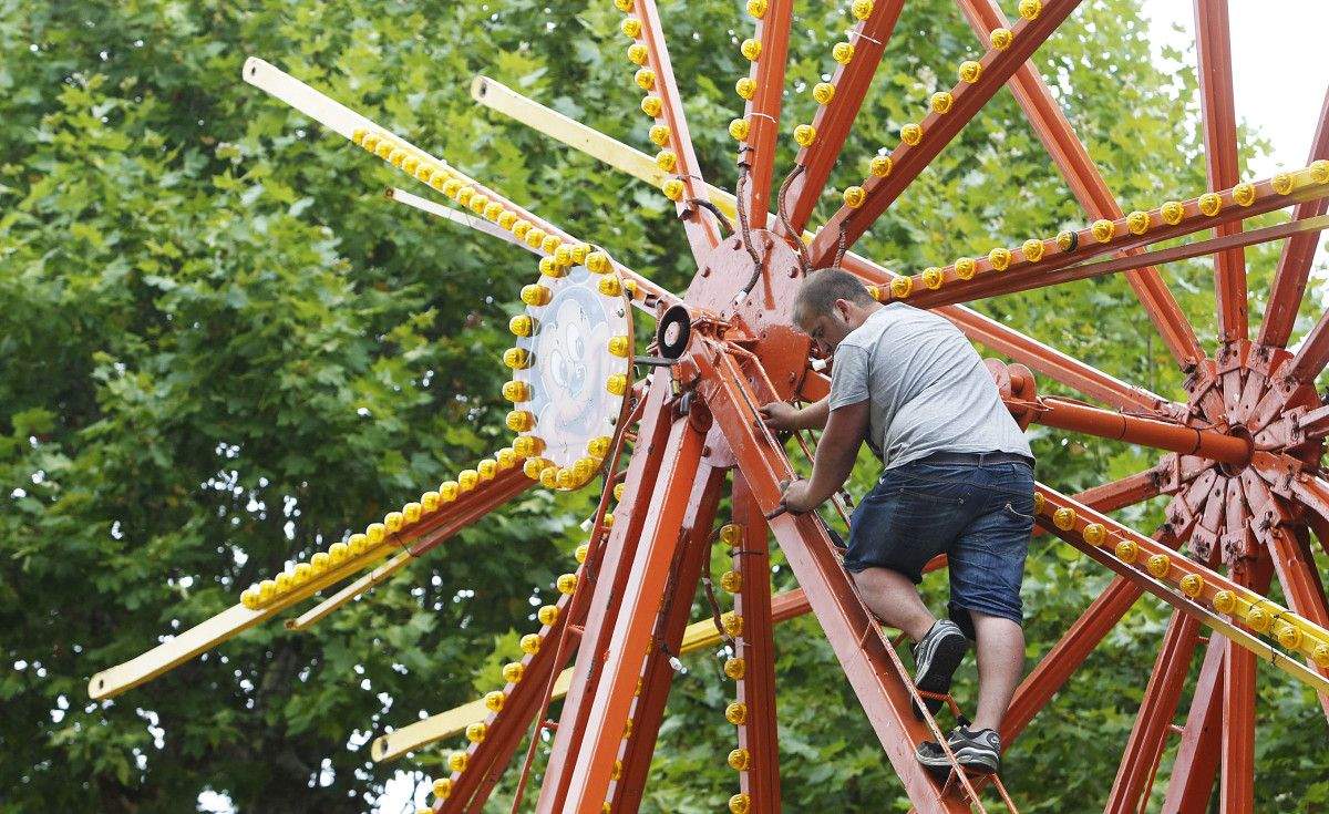 Instalación de las atracciones en las Festas de la Peregrina 2015