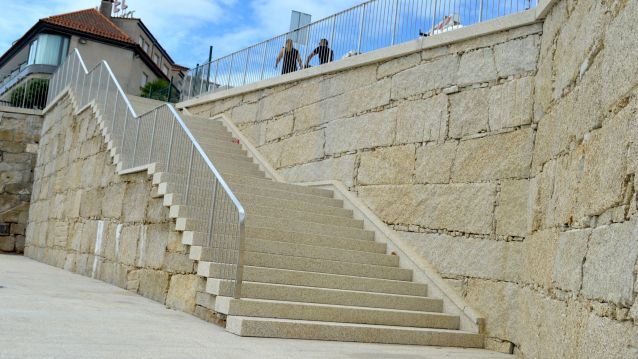 Nova escaleira de acceso á praia de Silgar