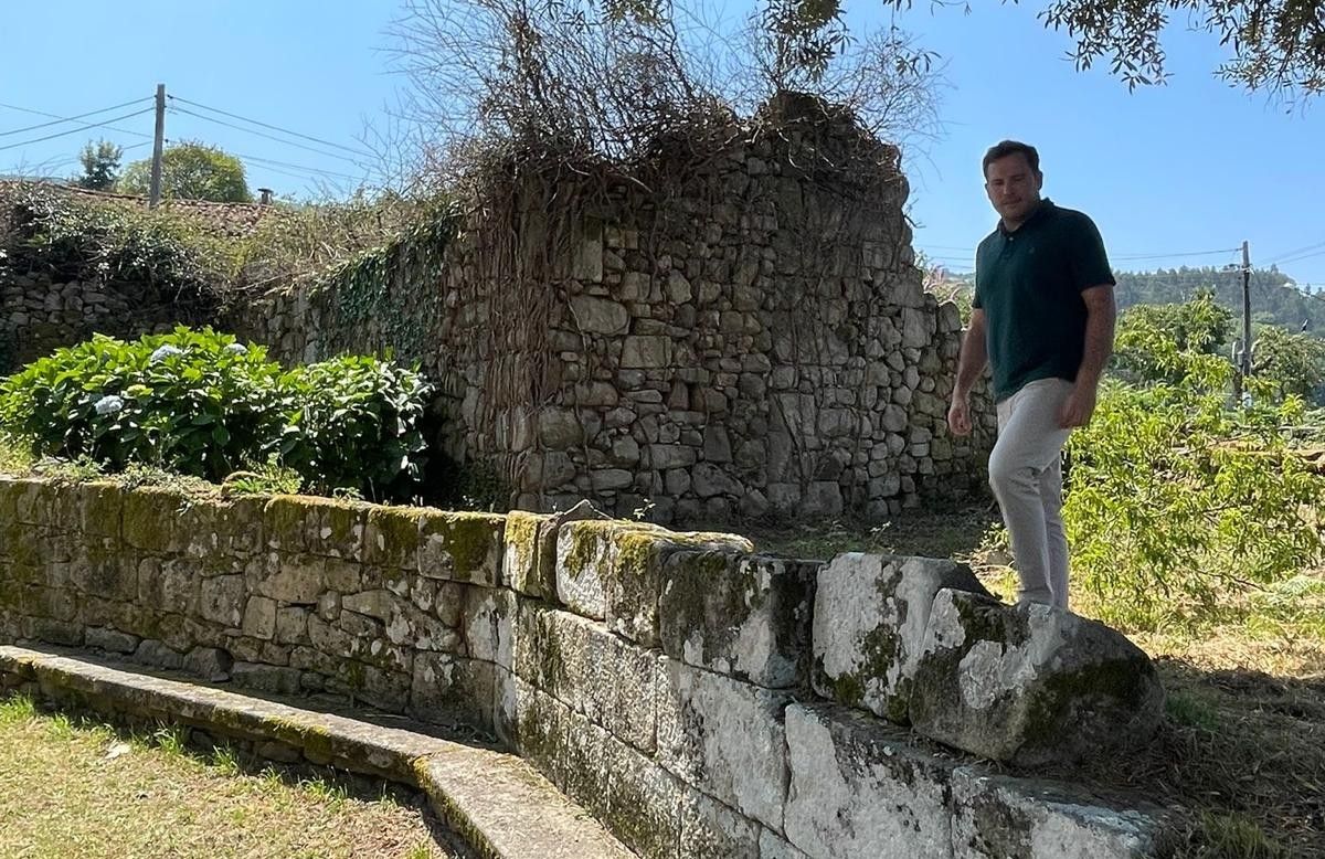 Jorge Cubela, nas ruinas da igrexa de San Xurxo de Sacos